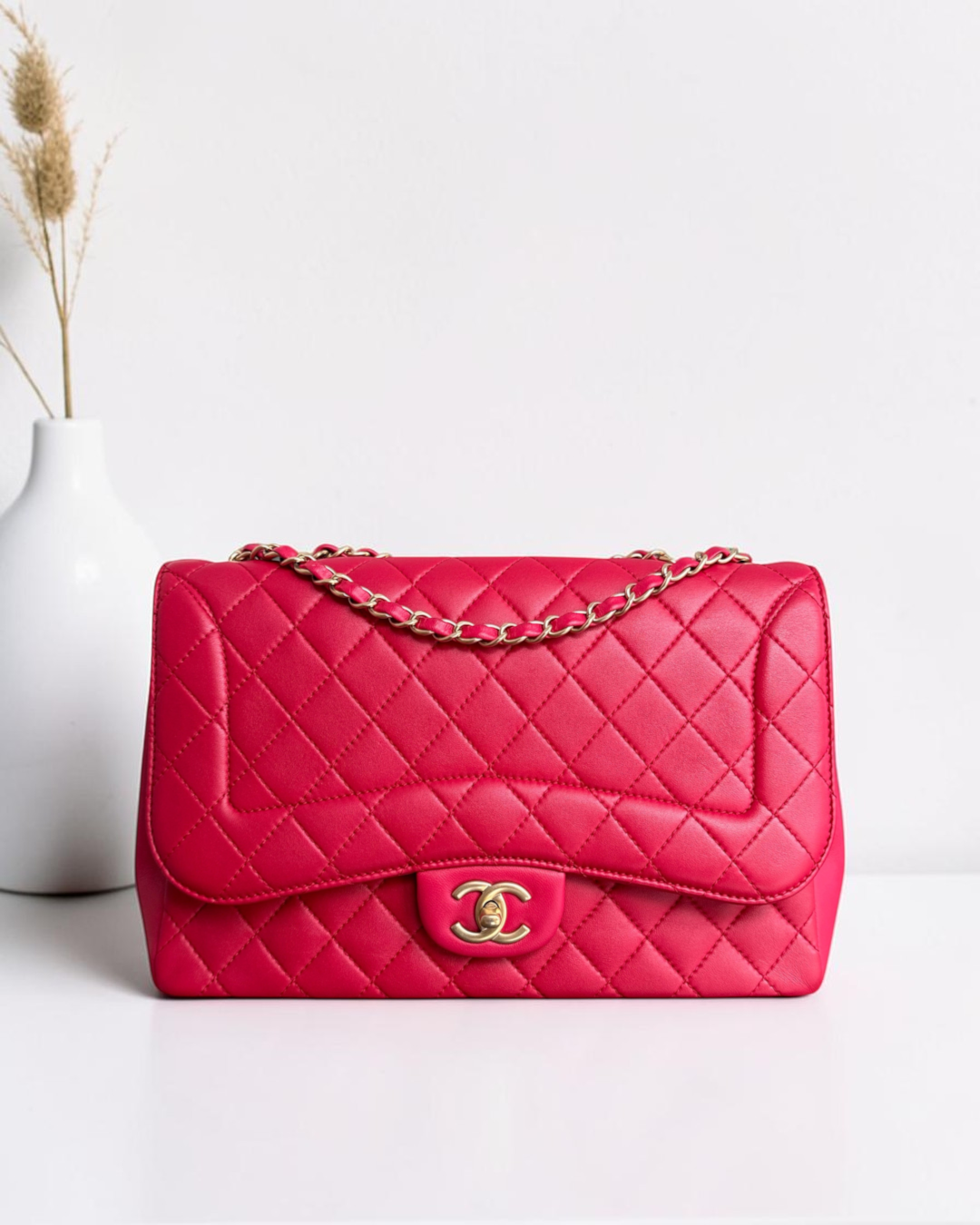 Luxury Evermore 香奈儿红色绗缝羊皮翻盖包,配有金色链条肩带和标志性双C锁扣