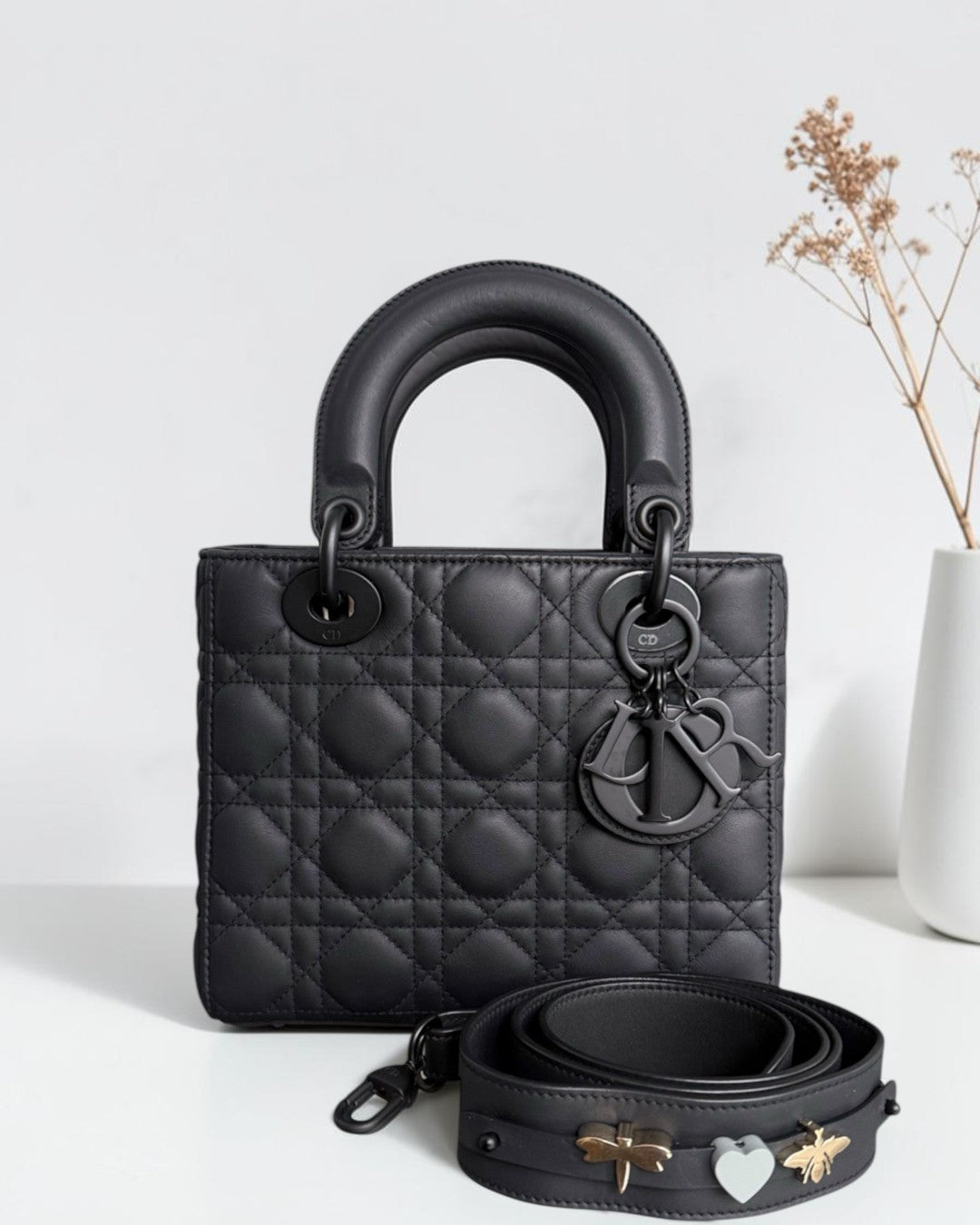 Luxury Evermore 黑色 Cannage 藤格纹小牛皮 Lady Dior MyABC 手袋,配有黑色哑光五金件和装饰性肩带。