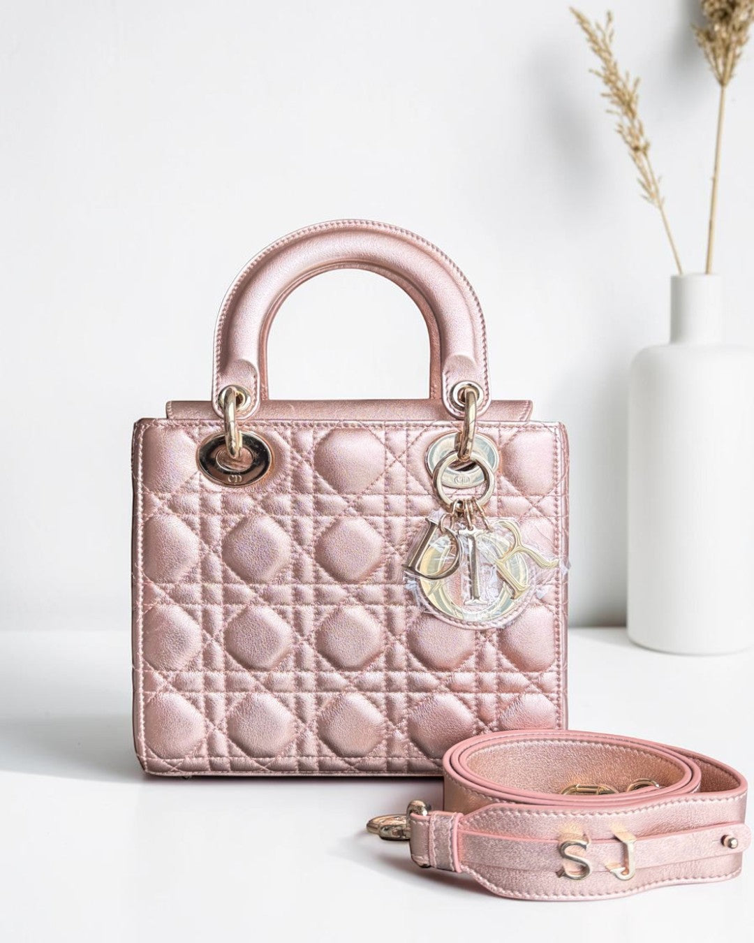 Luxury Evermore 出售的粉色金属光泽 Cannage 藤格纹小牛皮 Lady Dior MyABC 手袋,配有玫瑰金五金配件及可拆卸肩带。