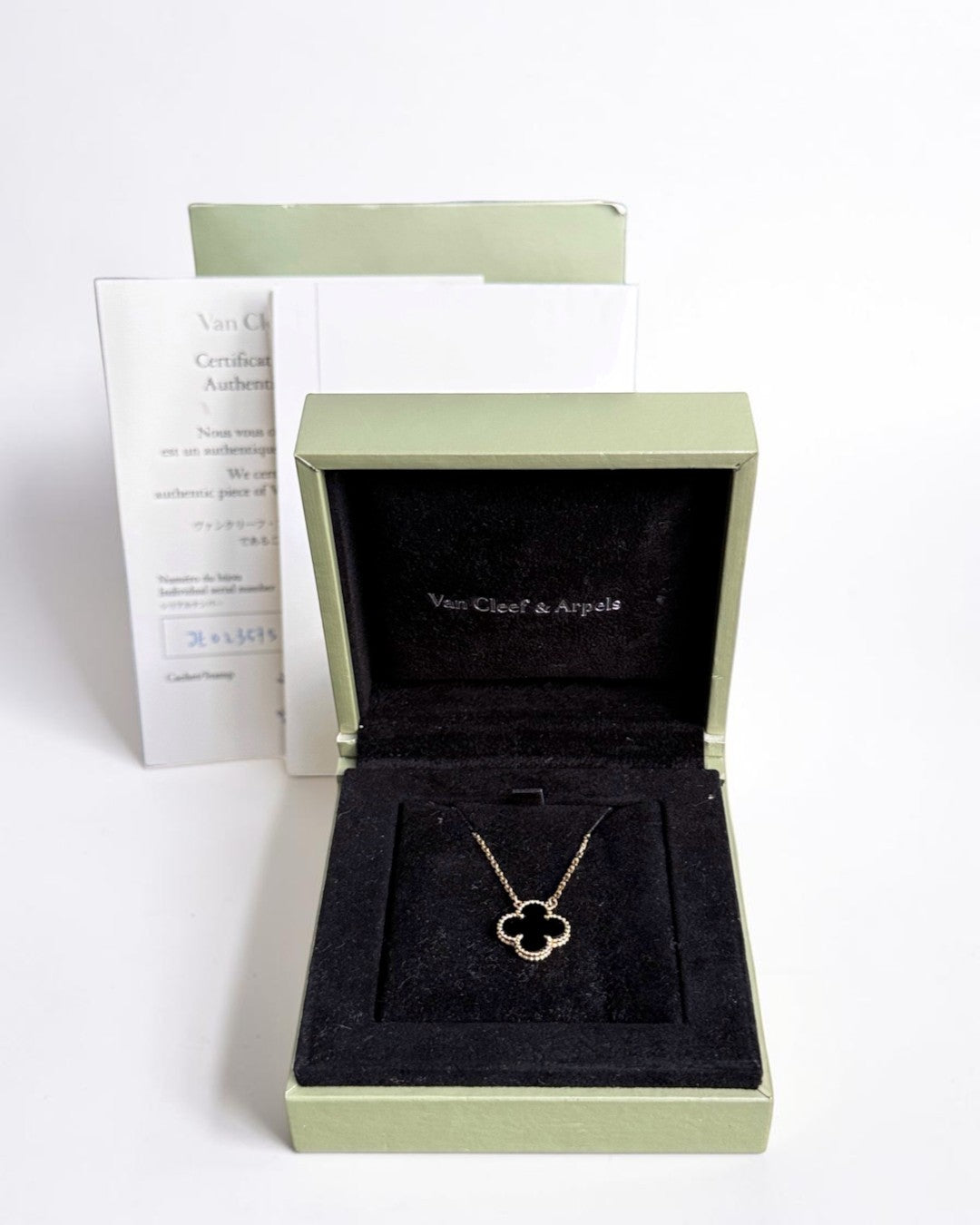 Luxury Evermore Onyx 四叶草项链,配有 Van Cleef & Arpels 品牌礼盒及真品证书。
