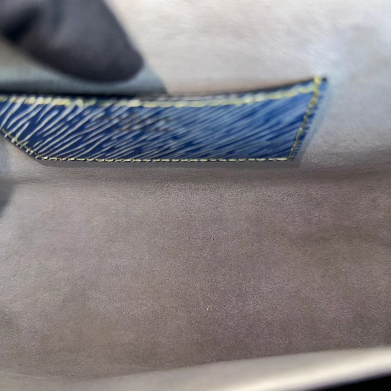 LV Louis Vuitton Twist MM Light Blue Denim EPI Leather Two-tone Metal - Luxury Evermore