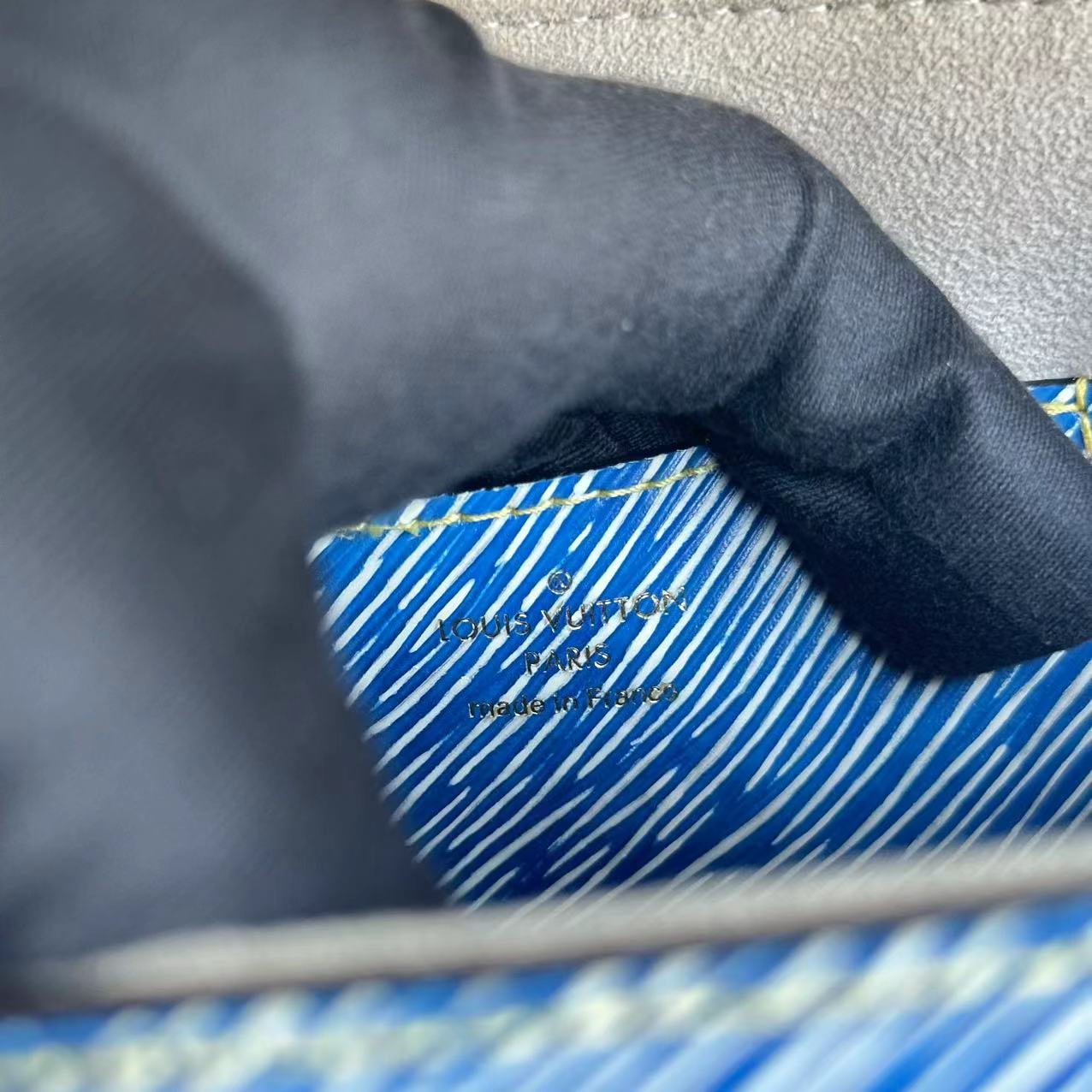 LV Louis Vuitton Twist MM Light Blue Denim EPI Leather Two-tone Metal - Luxury Evermore