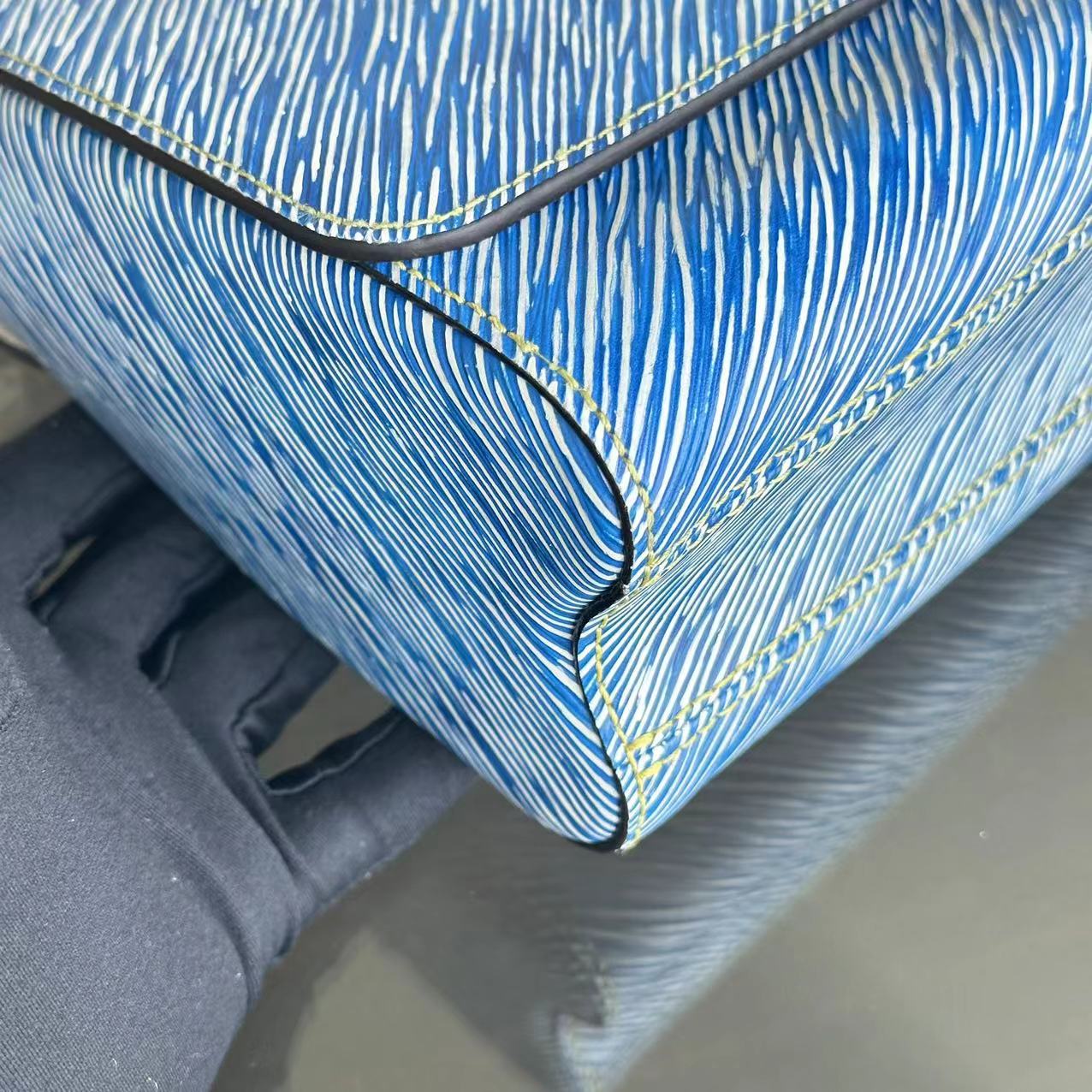 LV Louis Vuitton Twist MM Light Blue Denim EPI Leather Two-tone Metal - Luxury Evermore