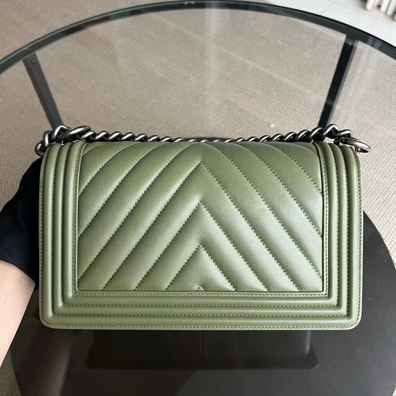 Chanel Boy Medium - 25CM Calfskin Chevron Green Ruthenium Silver Hardware Series 20