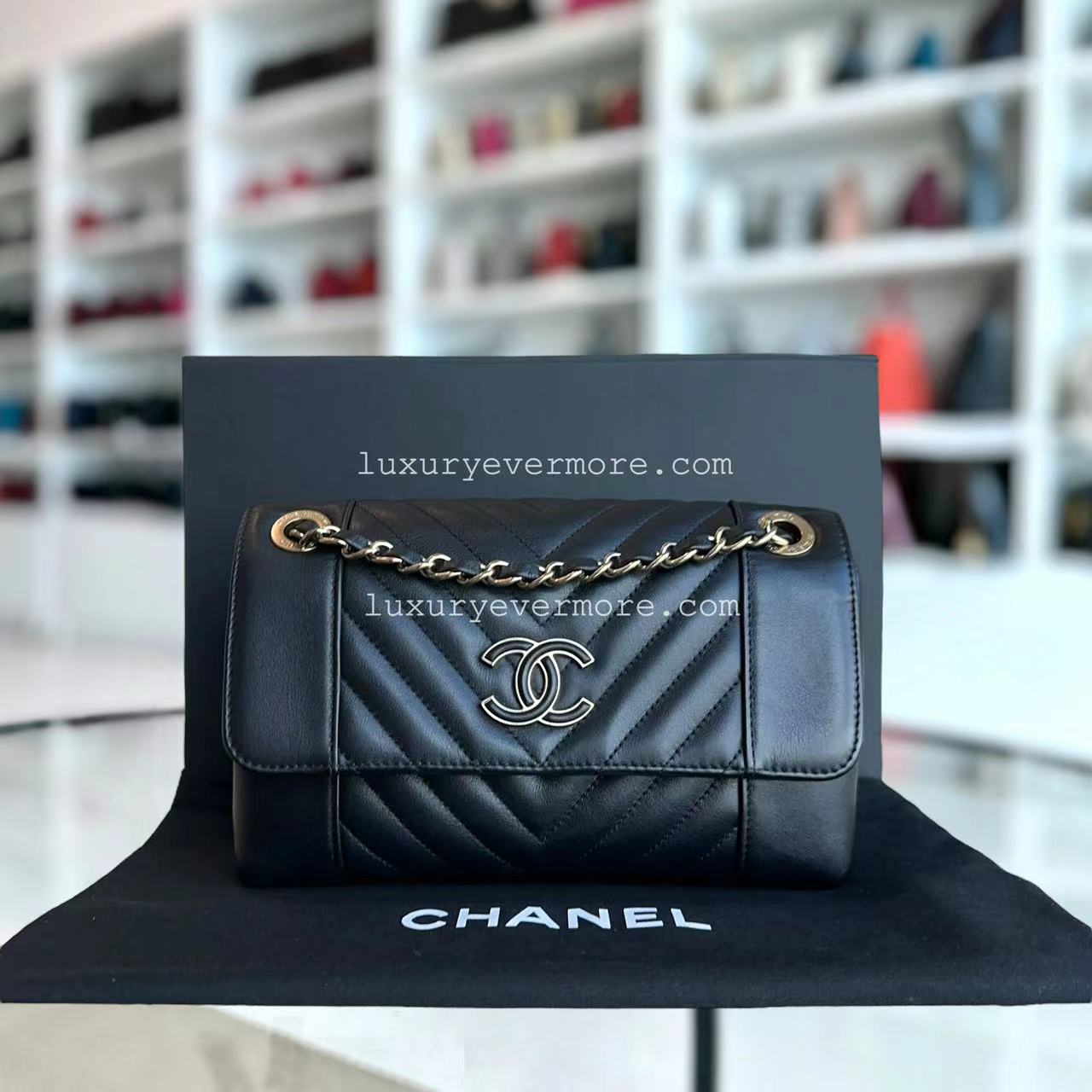 Chanel Seasonal Flap - Calfskin Quilted Small Daily Chevron Flap Black Sereis 27