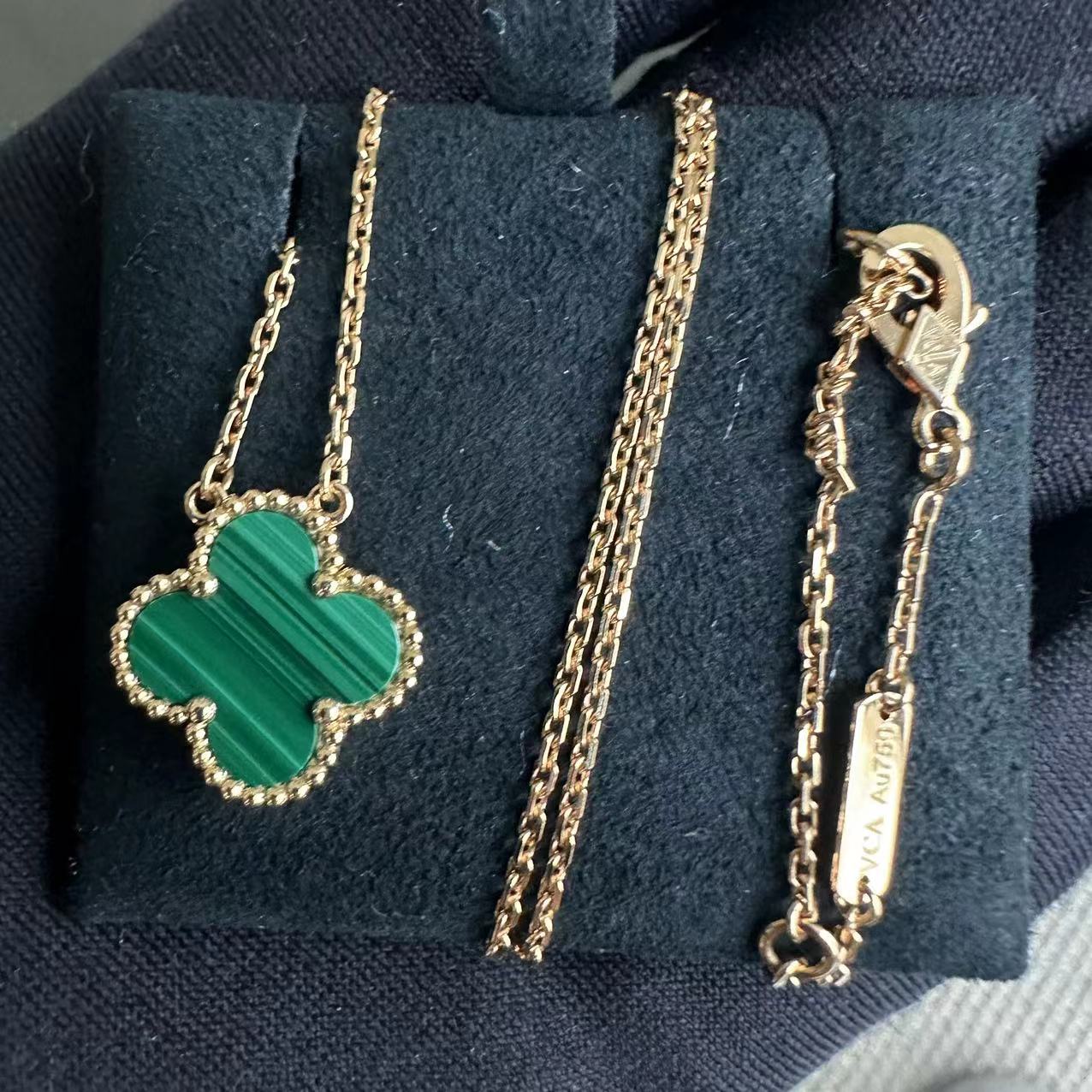 Van Cleef & Arpels VCA Vintage Alhambra Pendant - Malachite 18K Yellow Gold Necklace Van Cleef and Arpels