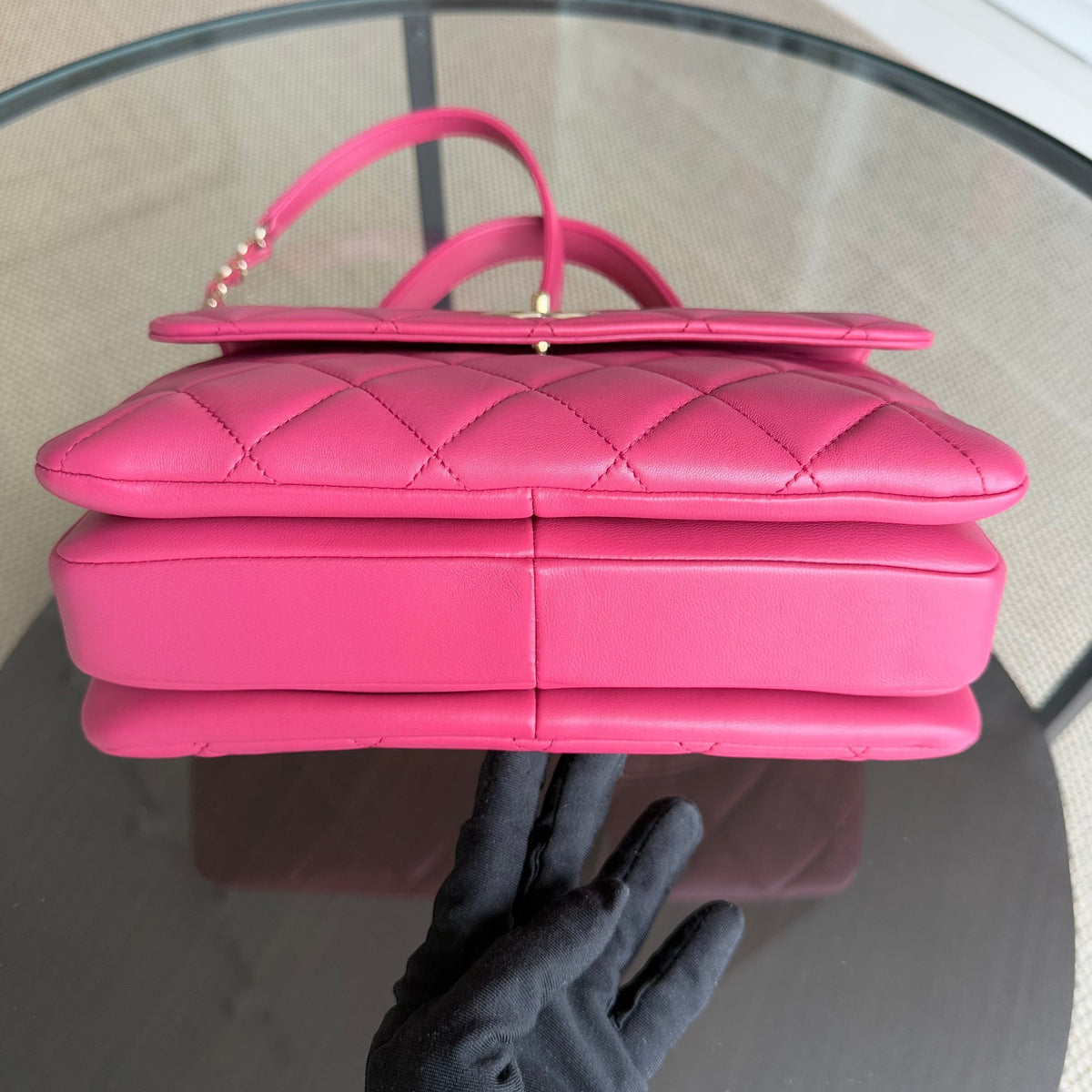 Luxury Evermore 亮粉色绗缝羊皮 Chanel Trendy CC 小号手袋，底部视角展示精致皮革纹理与金色五金细节