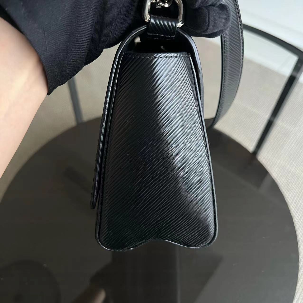 Louis Vuitton LV Twist MM EPI Leather Black SHW