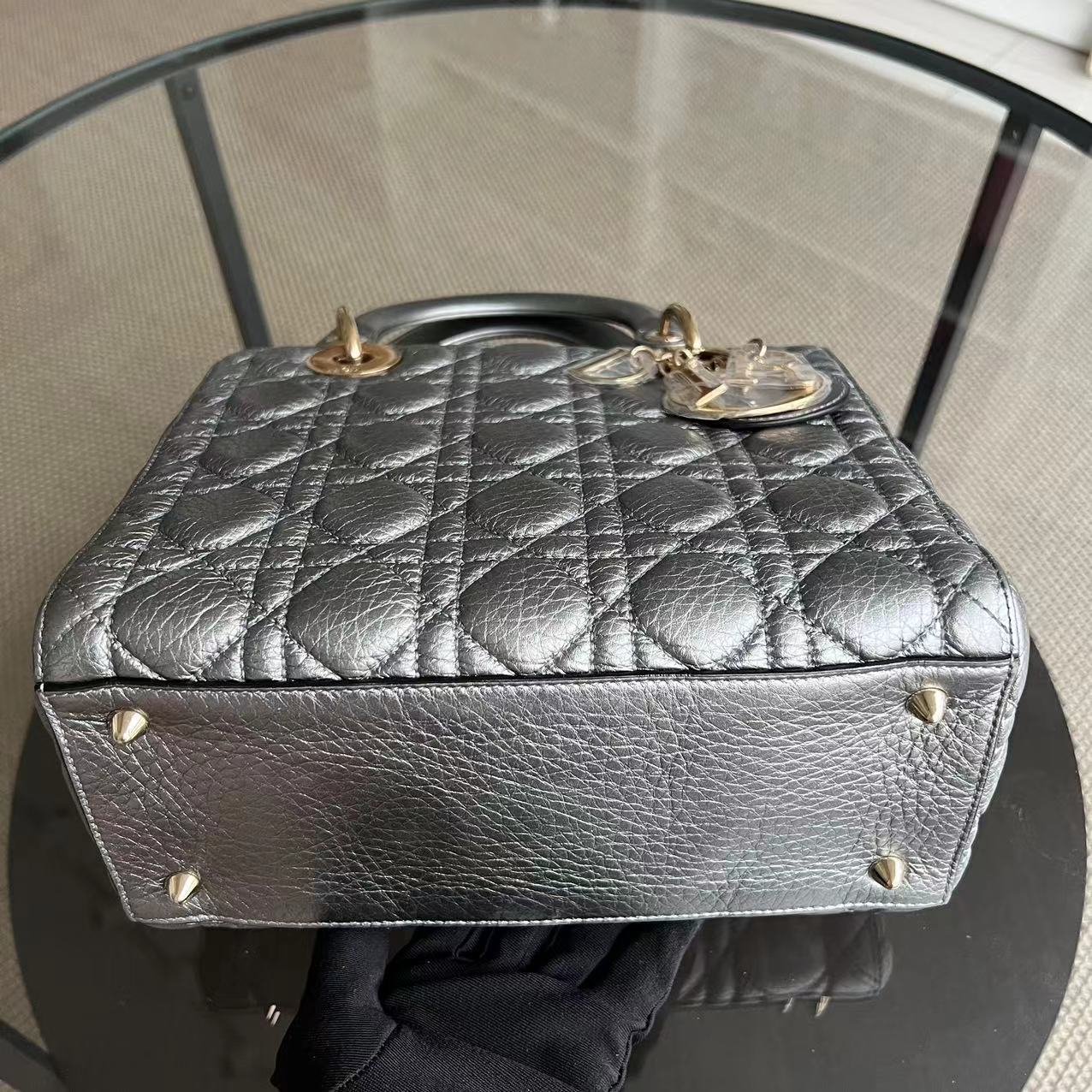 Lady Flap Medium Cannage Grained Calfskin Metallic Silver Golden Hardware