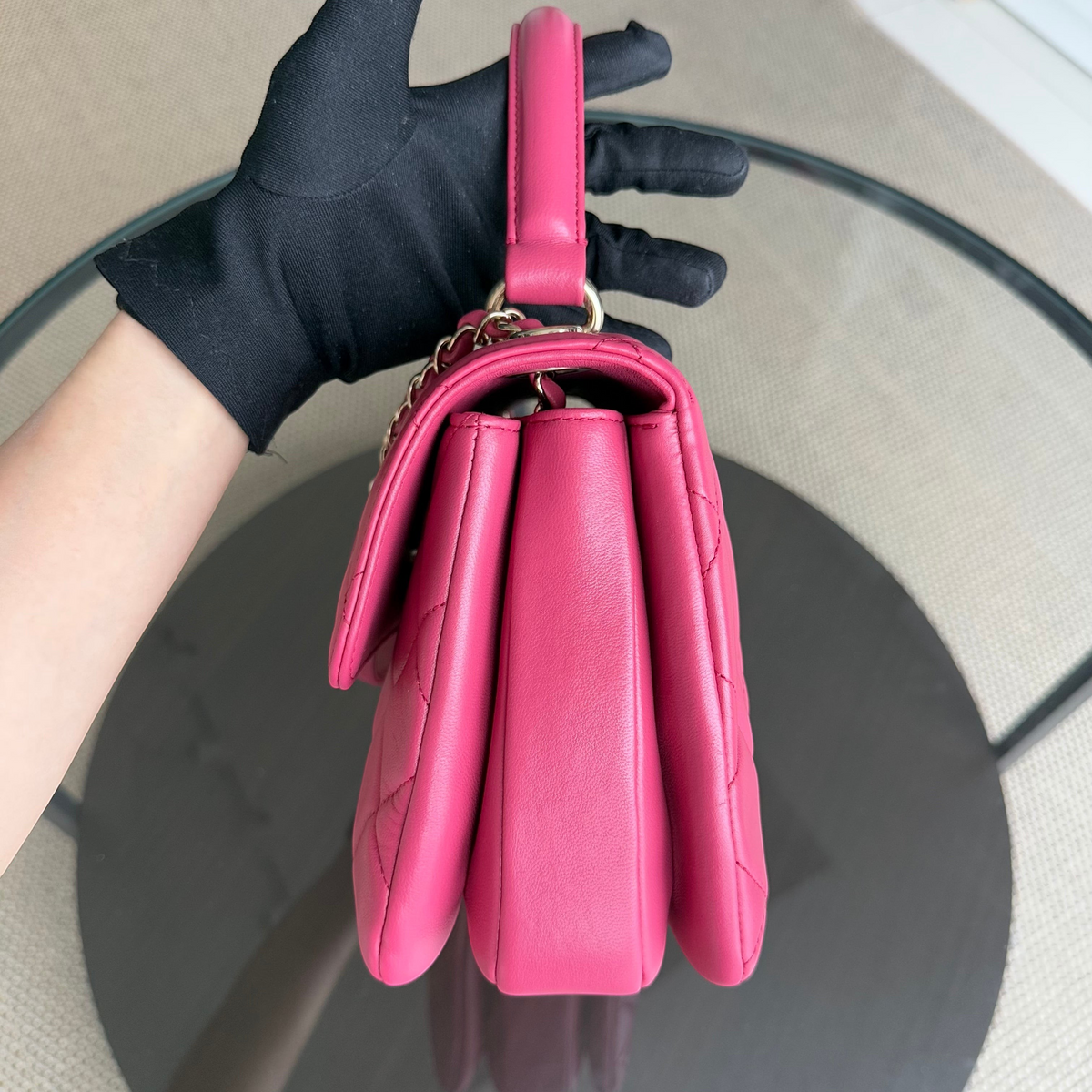 Luxury Evermore Chanel Trendy CC Small 桃红色绗缝羊皮手提包，侧面展示金色五金细节