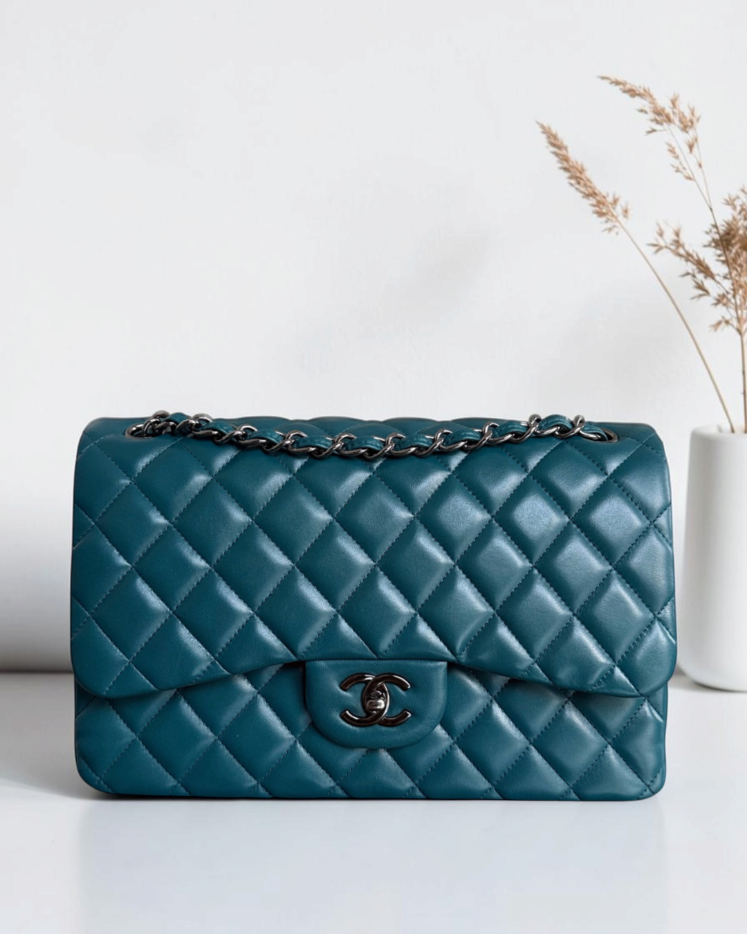 Luxury Evermore出品的Chanel Classic Flap Jumbo手袋，采用深绿松石色菱格纹羊皮，配有深银色五金配件。