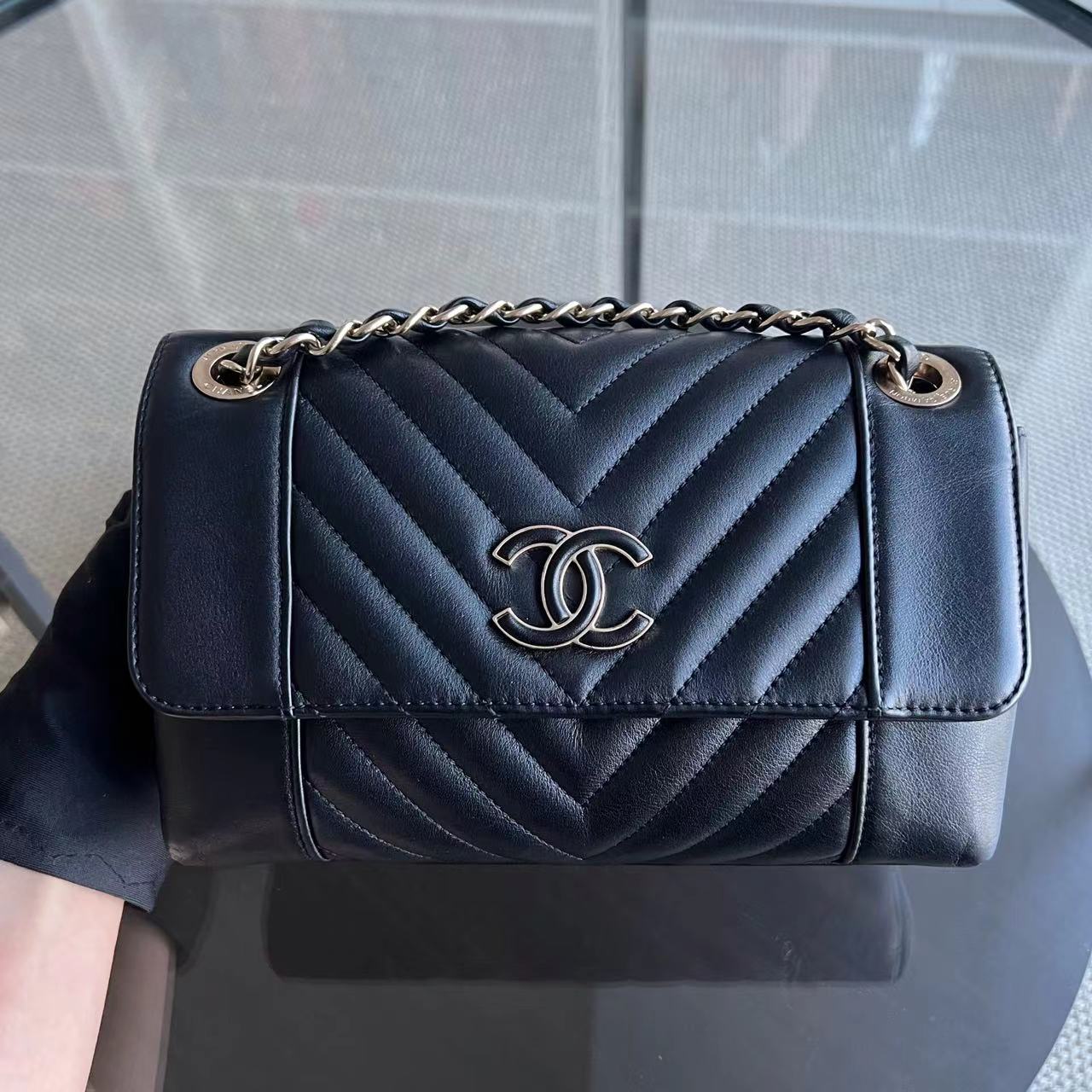 Chanel Seasonal Flap - Calfskin Quilted Small Daily Chevron Flap Black Sereis 27