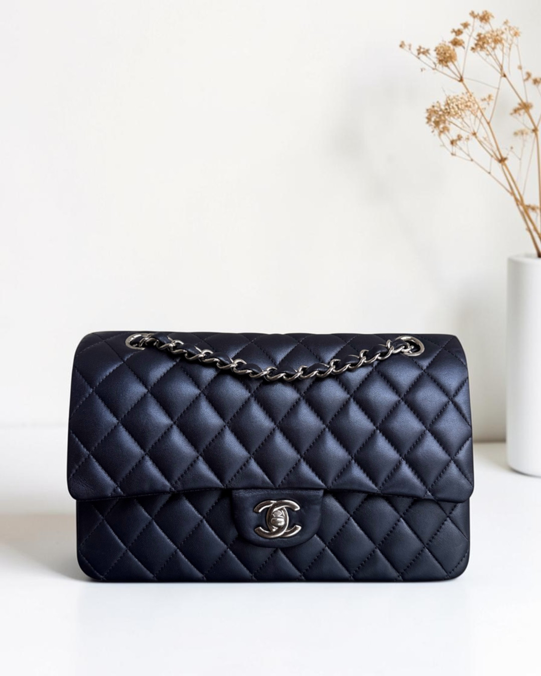 Luxury Evermore 提供的午夜蓝羊皮 Chanel Classic Flap 中号手袋，配有标志性菱格纹和浅银色五金配件