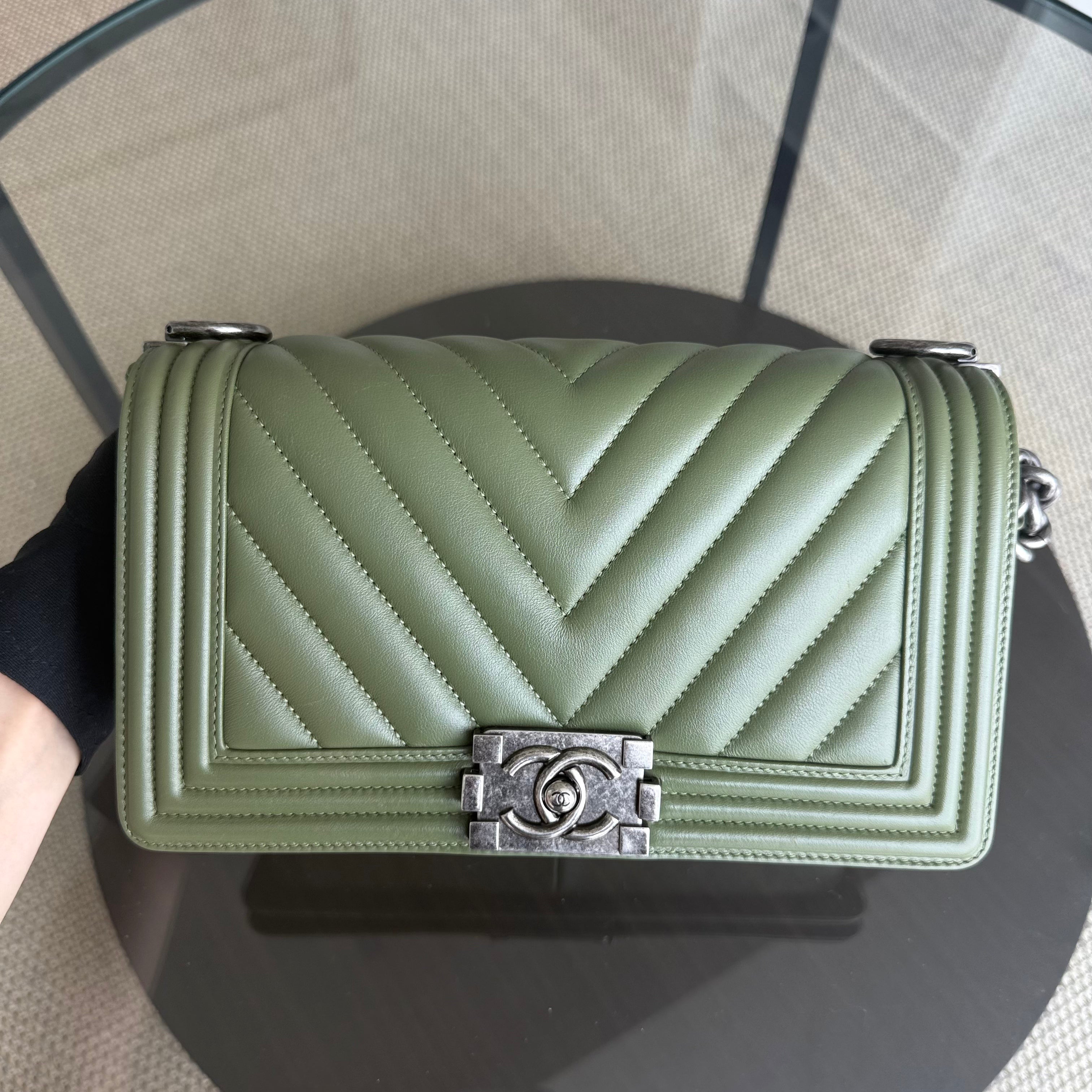 Chanel Boy Medium - 25CM Chevron Calfskin Green Ruthnium Silver Hardware Series 20