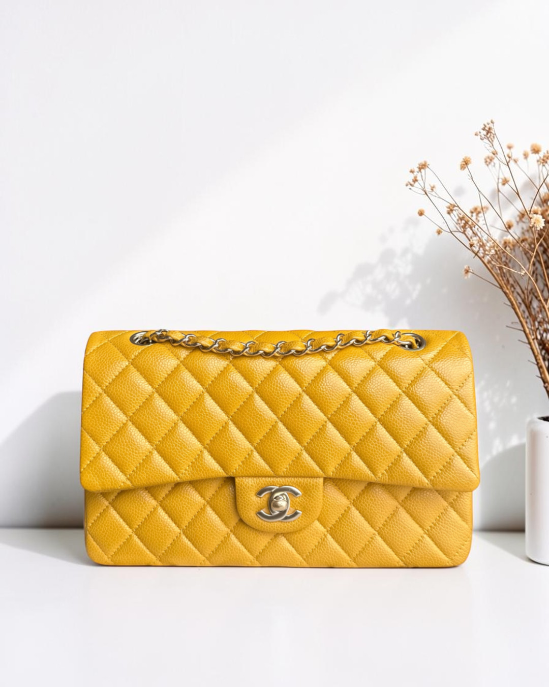 Luxury Evermore Chanel Classic Flap 中号芥末黄鱼子酱皮菱格纹链条包，配金色五金件