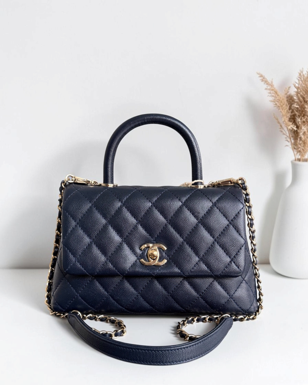 Luxury Evermore Chanel Coco Handle 小号午夜蓝鱼子酱绗缝手提包，配有金色五金配件和链条肩带。