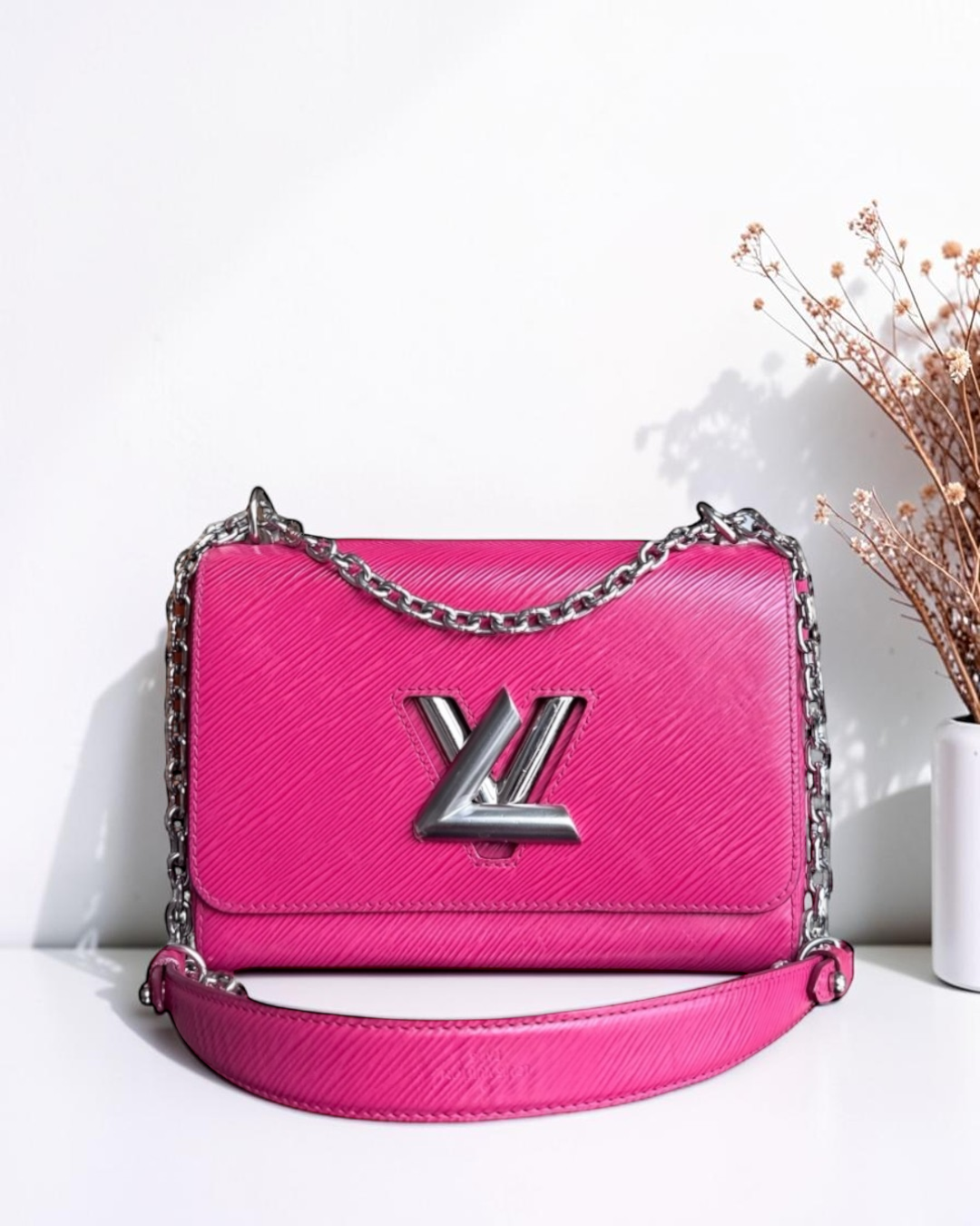 Luxury Evermore粉色EPI皮革Louis Vuitton Twist中号手袋，配有银色金属LV旋转锁扣和链条肩带