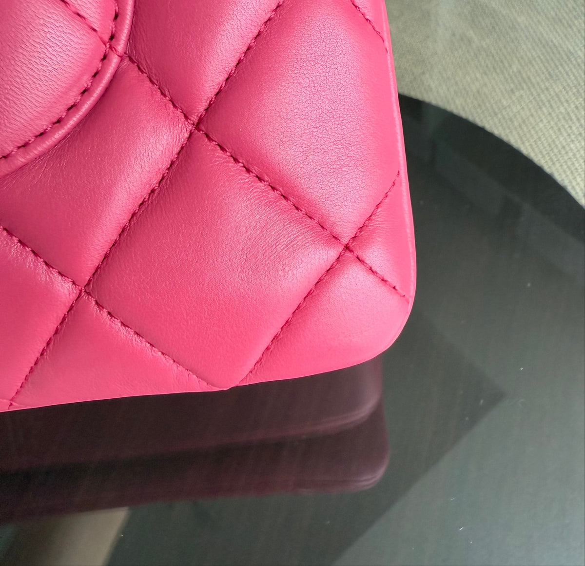 Luxury Evermore Chanel Trendy CC小号手袋，采用亮粉色绗缝羊皮材质，展示精致的菱格纹细节。