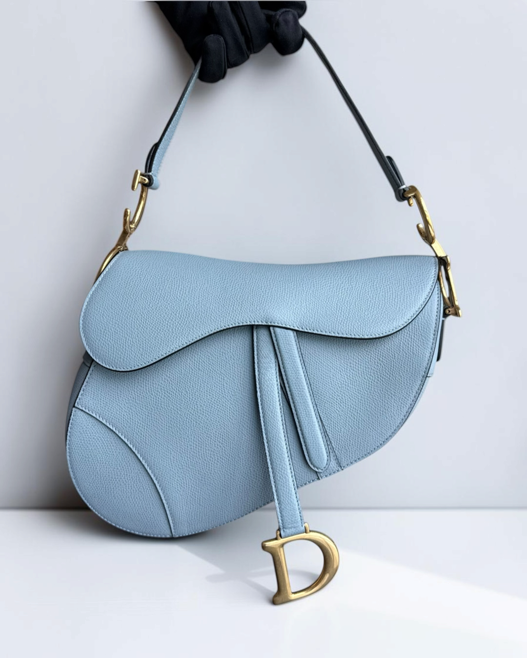 Luxury Evermore Dior Saddle中号手袋，雾霾蓝色粒面小牛皮材质，配有标志性金色D形吊坠和金属配件。
