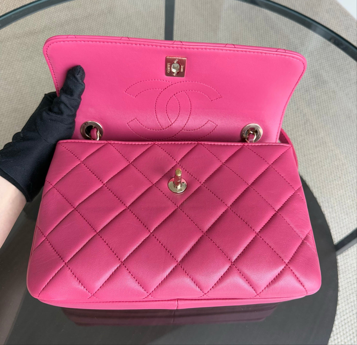 Luxury Evermore Chanel Trendy CC小号手袋，采用亮粉色绗缝羊皮材质，配有金色五金配件，展示包盖内部细节。