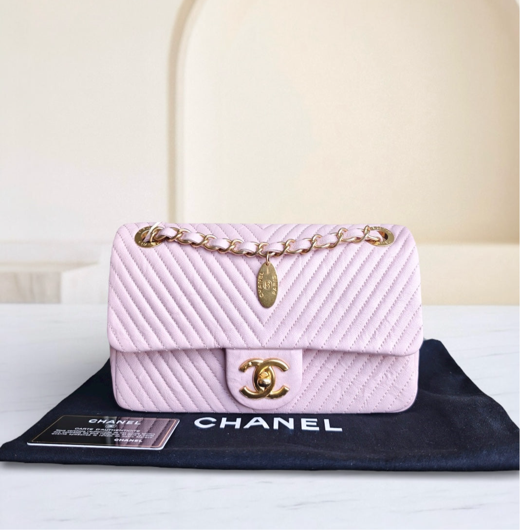 Chanel Seasonal Flap - Chevron Surpique CC Herringbone Medallion Flap Light pink Gold Hardware Series 22
