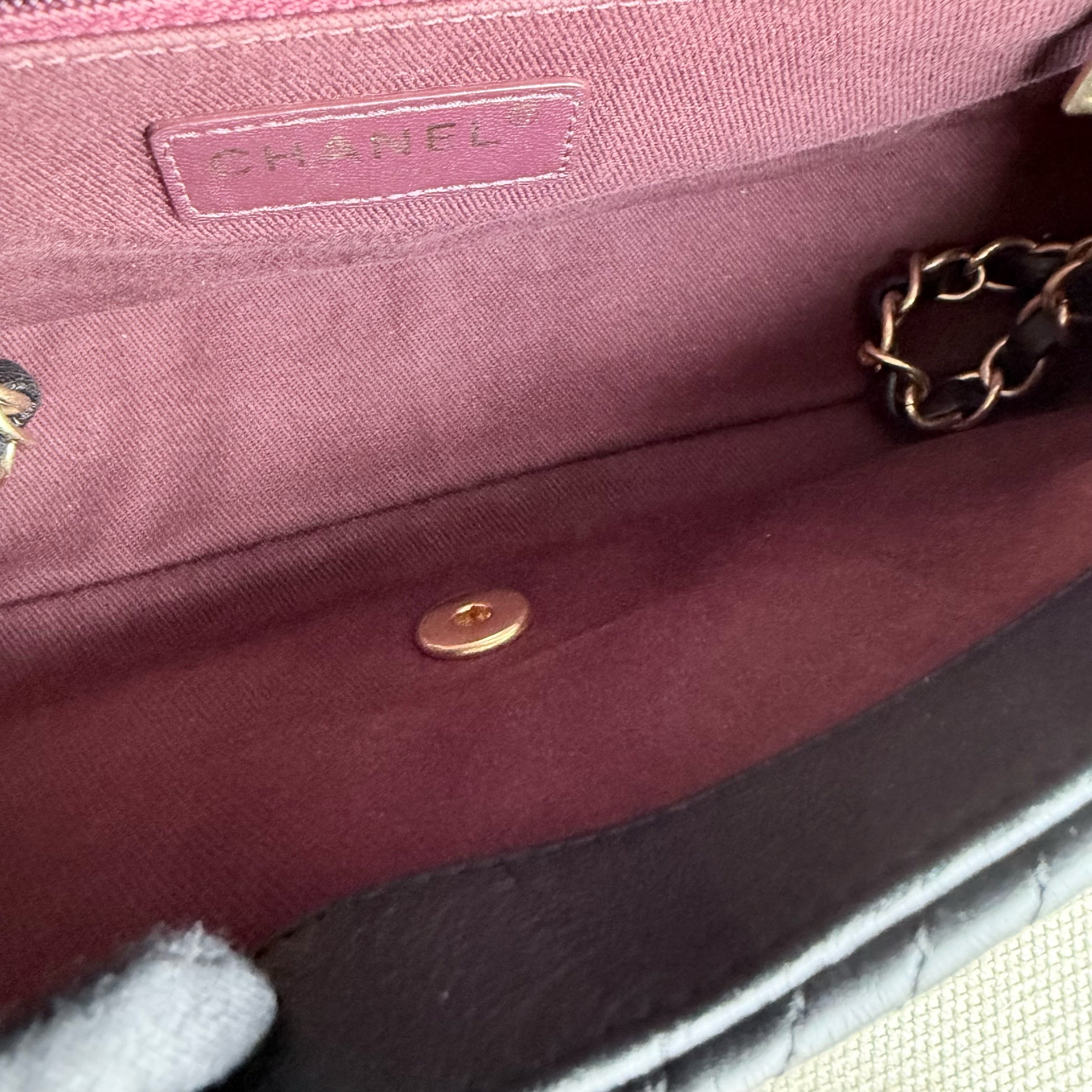 Chanel Seasonal Flap - Medium 25CM Chevron Surpique CC Herringbone Medallion Calfskin Flap Black Gold Hardware Series 21