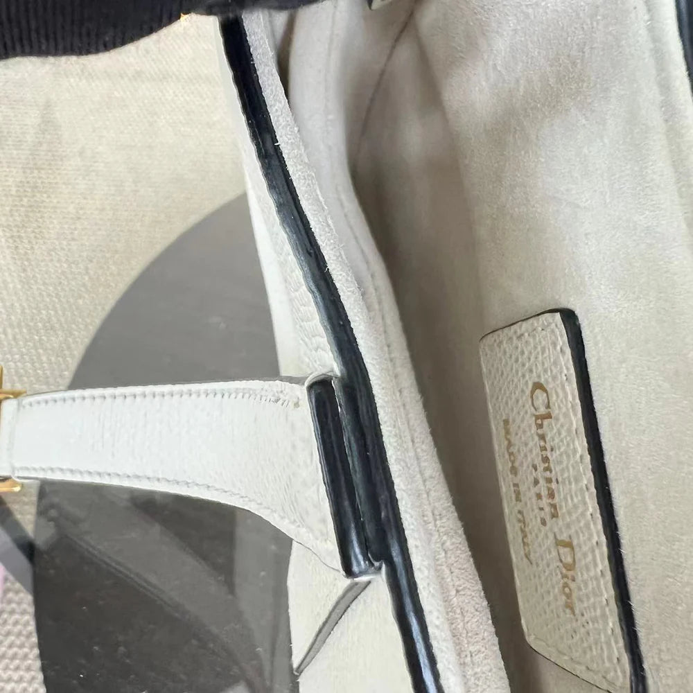 *With Strap, Grained Calfskin* Dior Saddle Small 21CM Grained Calfskin White GHW