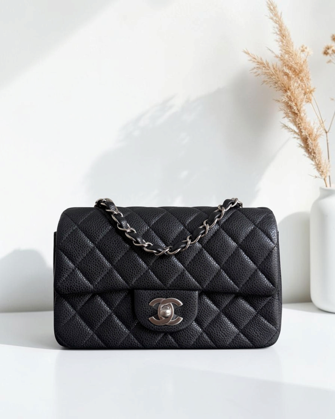 Luxury Evermore 黑色鱼子酱皮 Chanel Classic Flap Mini 手袋，配有标志性菱格纹和银色五金配件