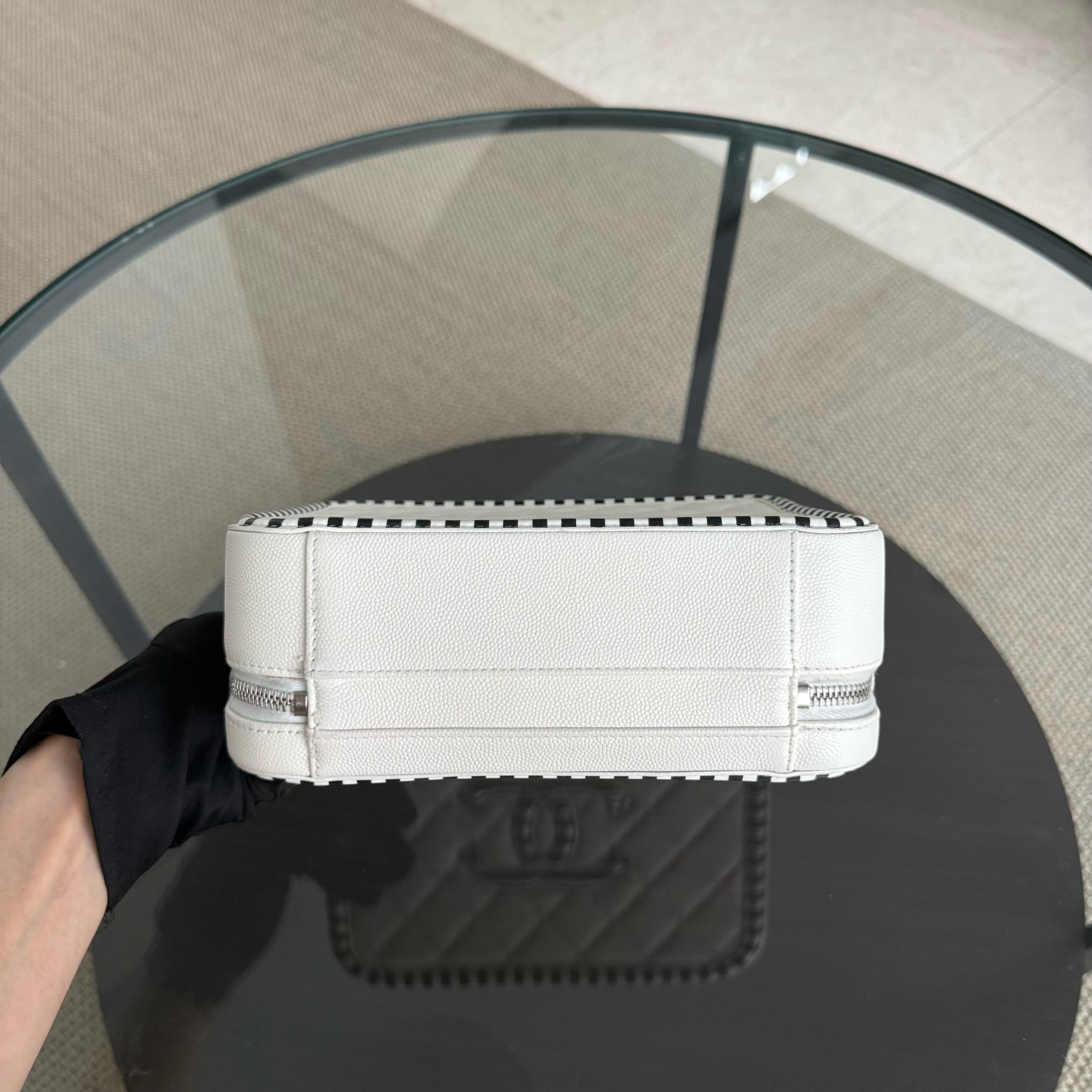 Chanel Filigree Vanity Case Medium - 21CM Caviar Quilted Two tone White-Black Gold Hardware Series 27