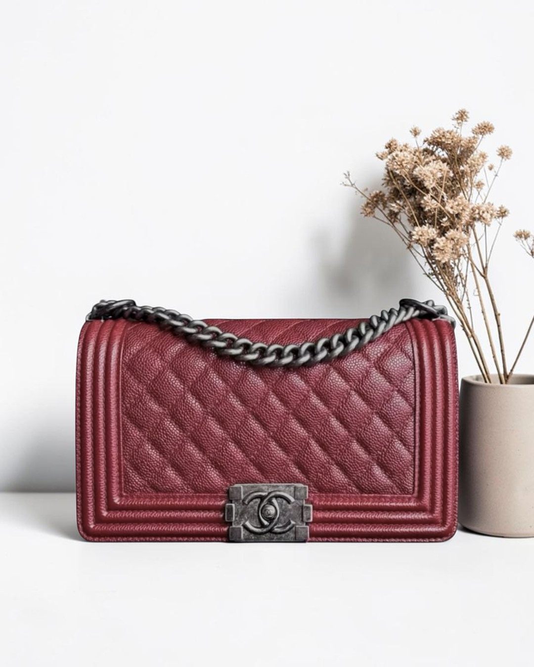 Luxury Evermore Chanel Boy Medium 25cm 手袋，采用勃艮第酒红色鱼子酱压纹皮革，配有标志性菱格纹与钌金属链条及锁扣。