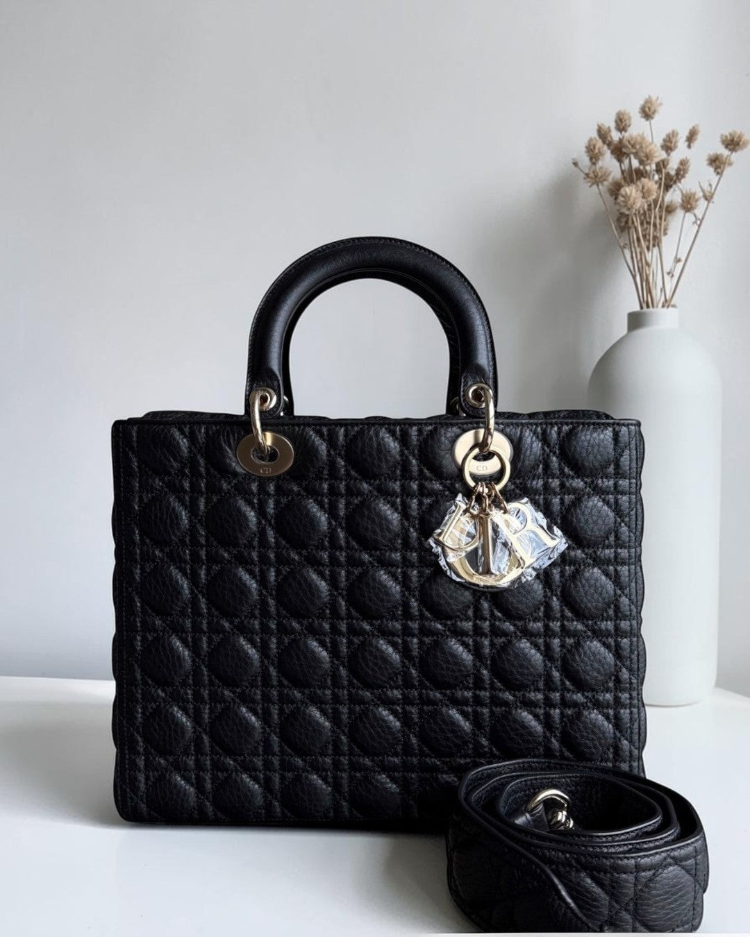 *Flap, Grained Calfskin* Lady Large Flap Grained Calfskin Cannage Black GHW