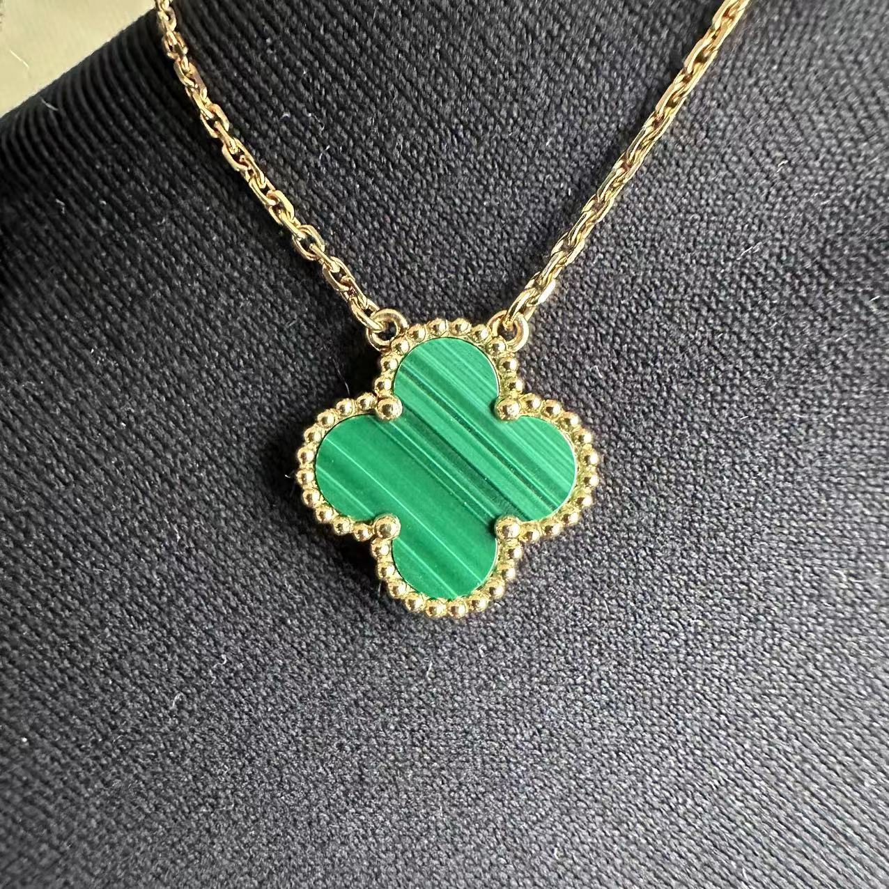 Van Cleef & Arpels VCA Vintage Alhambra Pendant - Malachite 18K Yellow Gold Necklace Van Cleef and Arpels