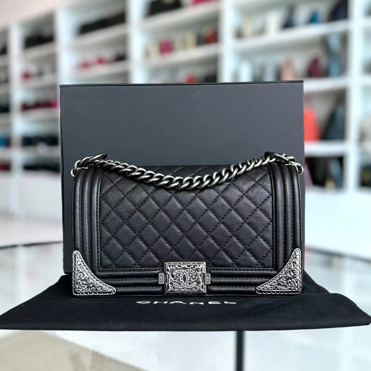 Chanel Boy Old Medium 25CM Paris-Dallas Metal Edge Grained Calfskin Black Silver Hardware Series 19 - Luxury Evermore