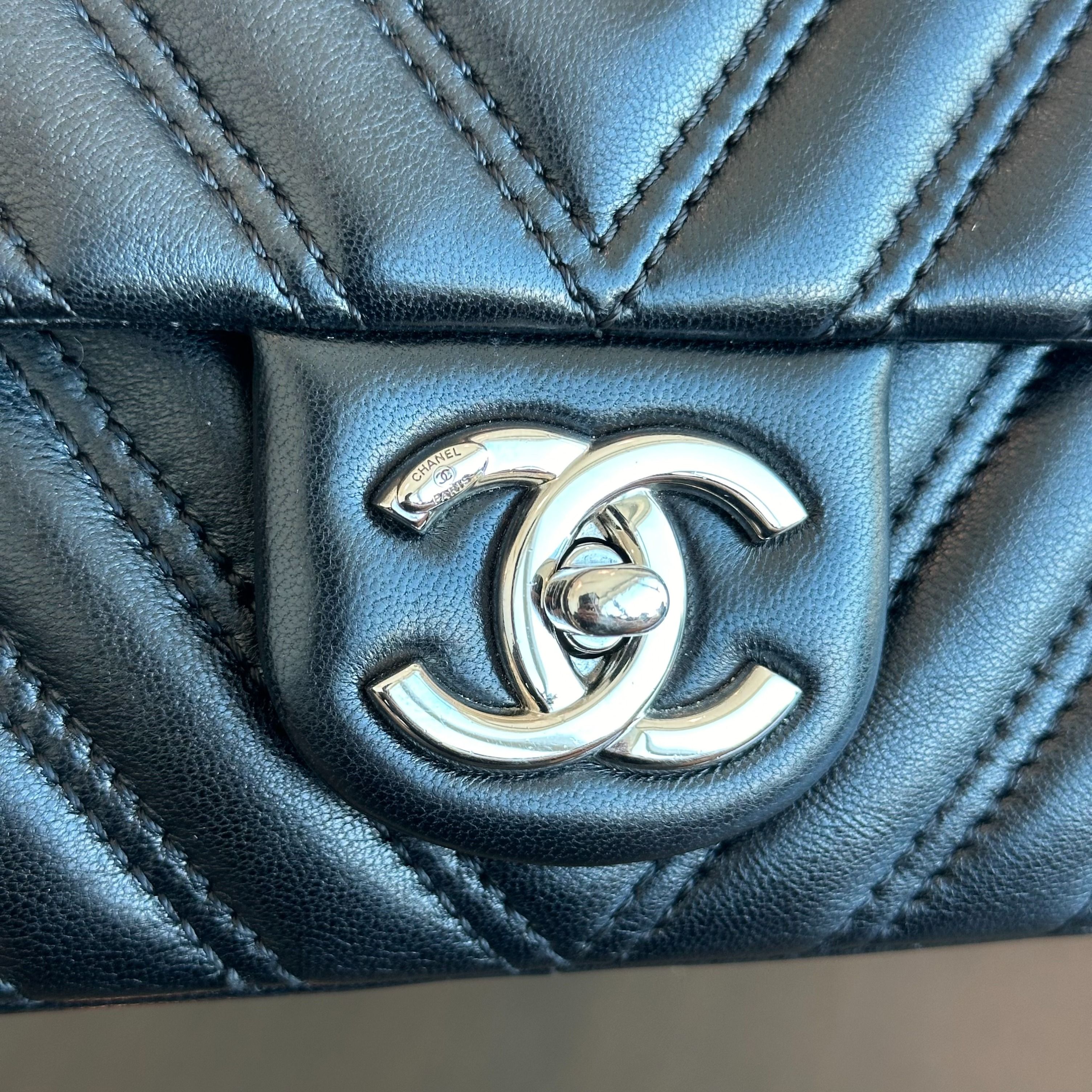 Chanel Chevron Medium 26CM Classic Seasonal Flap Lambskin Black SHW No 20 - Luxury Evermore