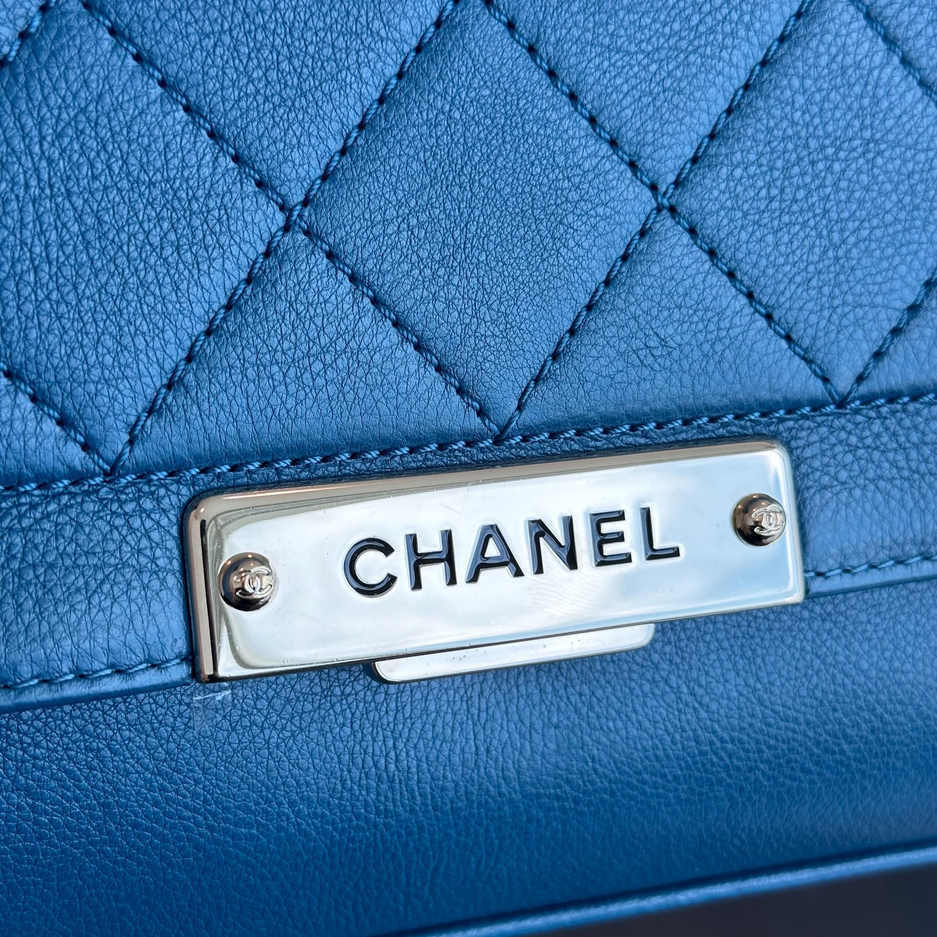 Chanel Medium Label Click Flap Quilted Grained Calfskin Dark Blue GHW No 23 - Luxury Evermore