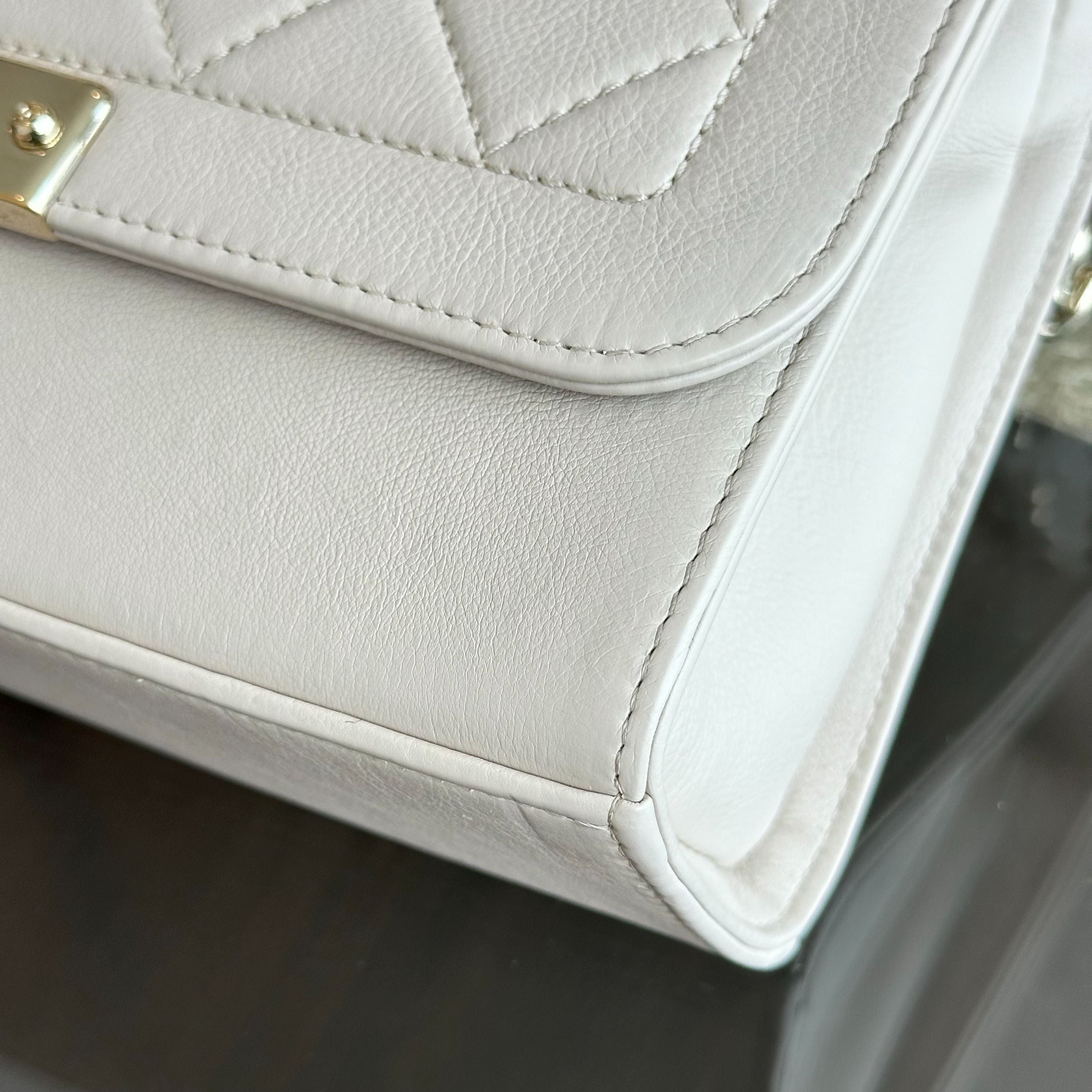 Chanel Medium Label Click Flap Quilted Grained Calfskin White Beige GHW No 24 - Luxury Evermore