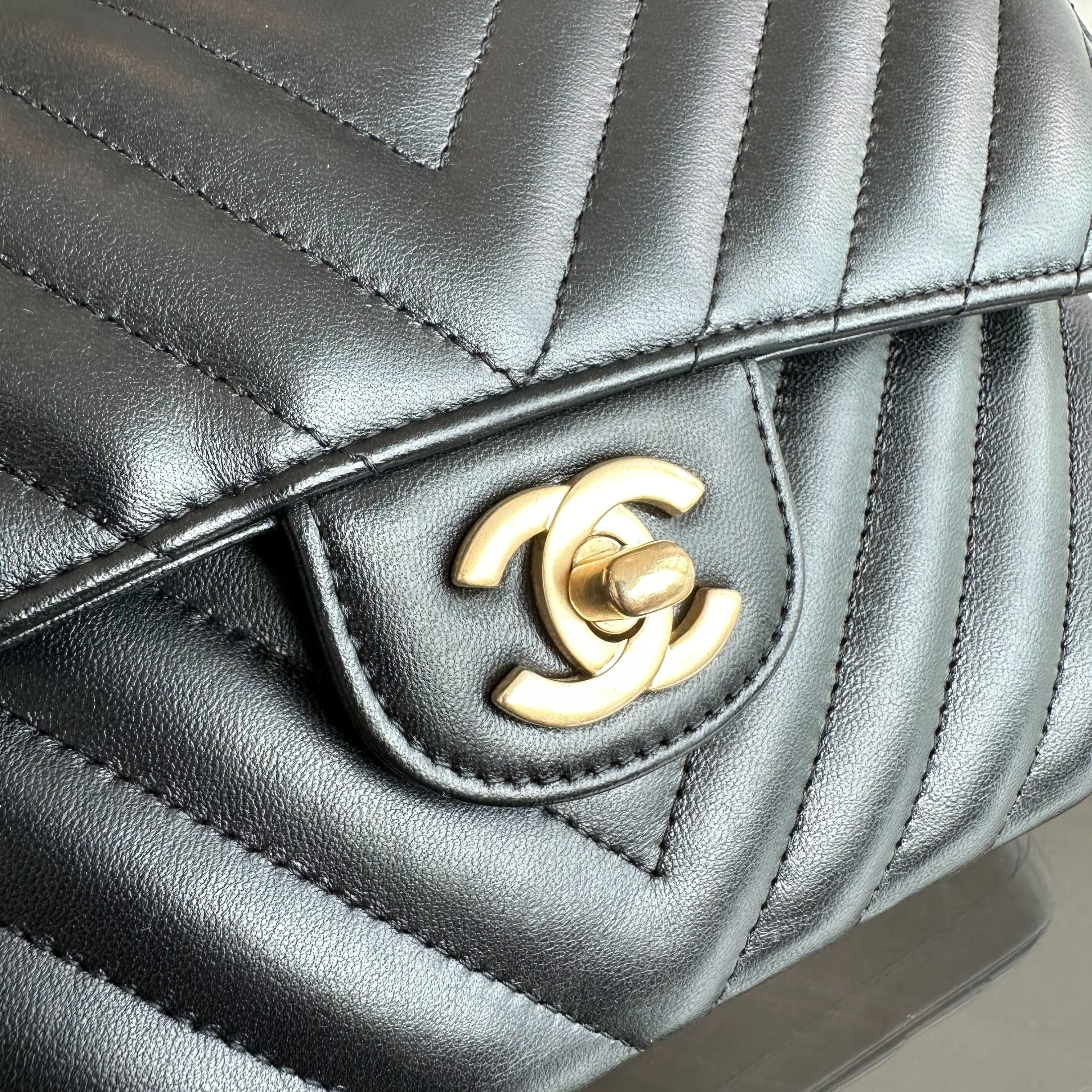 Chanel Small Classic Flap Lambskin 23cm Chevron Black GHW No 27 - Luxury Evermore