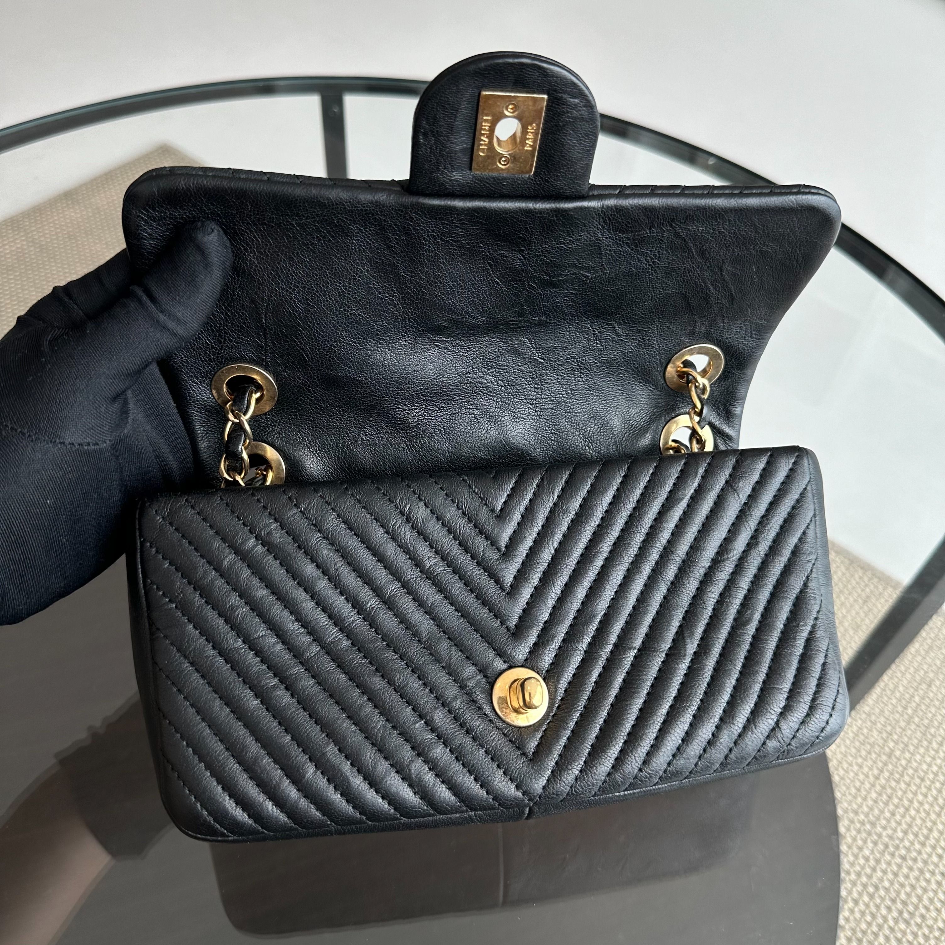 Chanel Surpique CC Herringbone Medallion small Chevron Goatskin Black GHW No 21 - Luxury Evermore