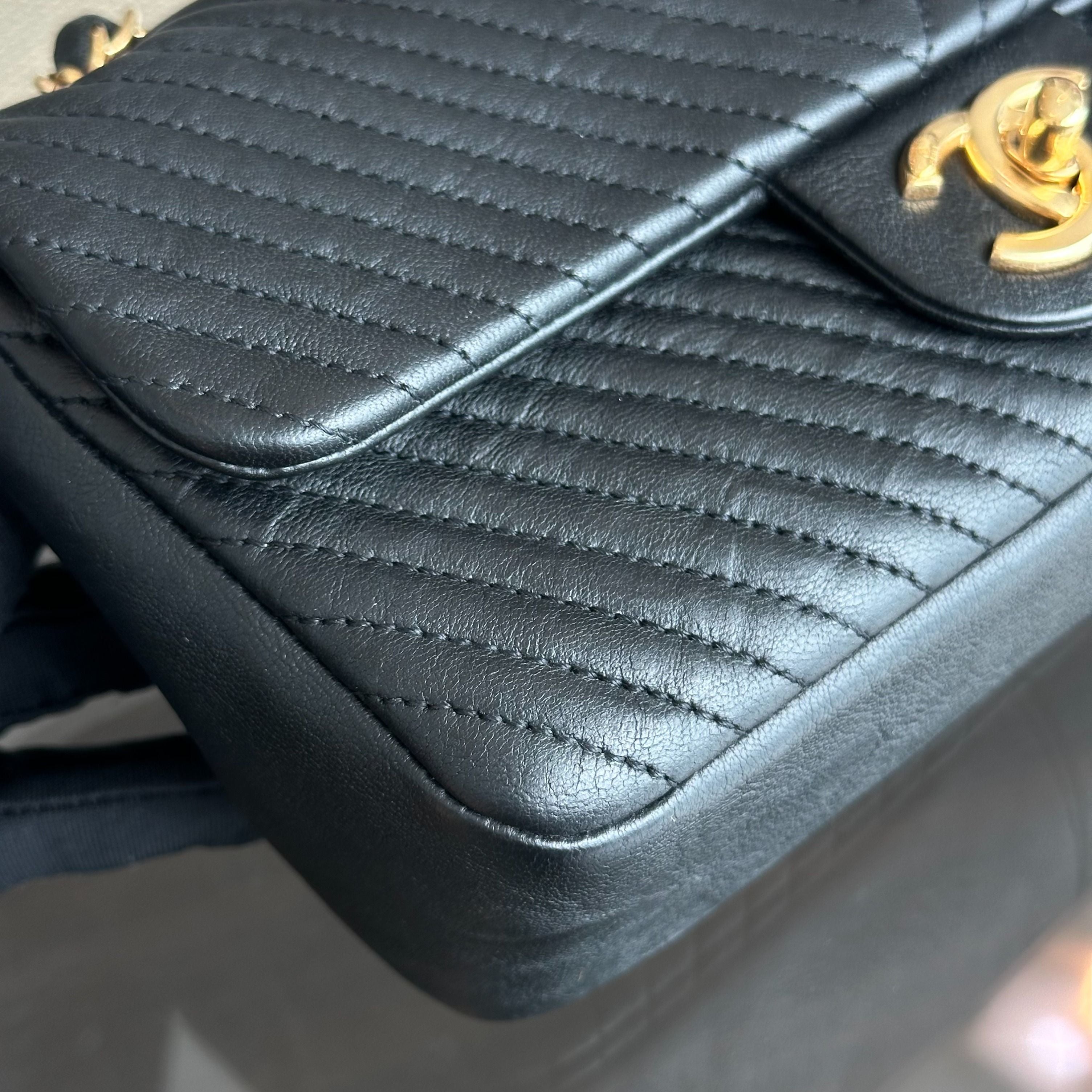 Chanel Surpique CC Herringbone Medallion small Chevron Goatskin Black GHW No 21 - Luxury Evermore