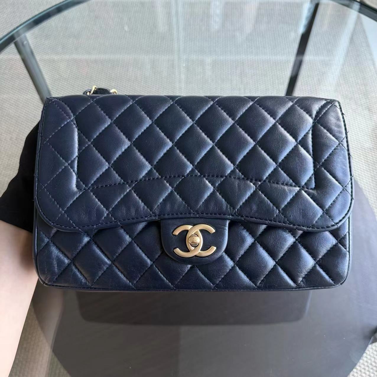 Chanel Seasonal Flap Medium 25CM Quilted Chic Flap Lambskin Golden Hardware Series 21