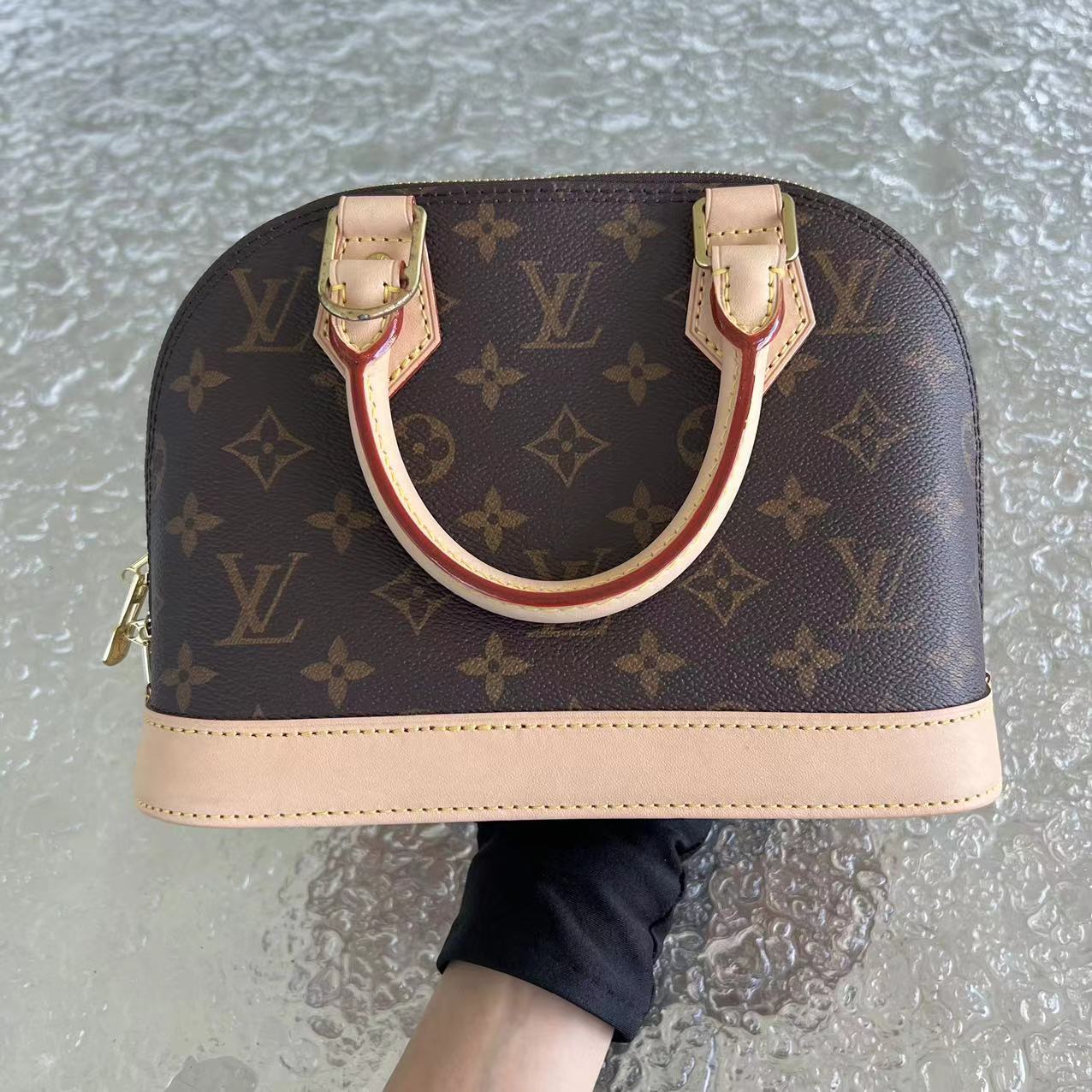 *Like New* LV Alma BB Monogram Canvas Leather 23CM Louis Vuitton - Luxury Evermore