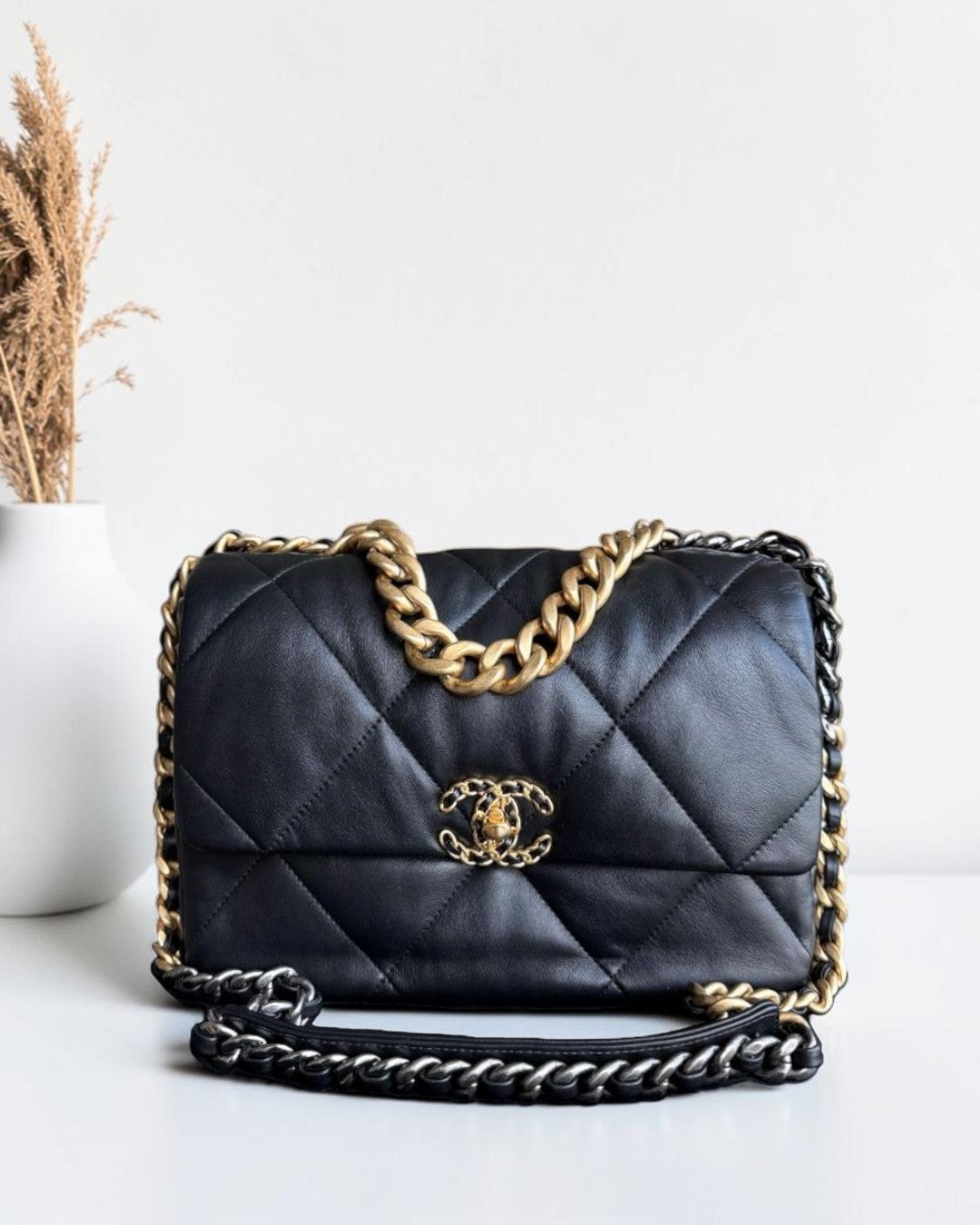 Luxury Evermore 出售的黑色绗缝山羊皮 Chanel 19 中号手袋，配有双色调金银链条和标志性双 C 锁扣