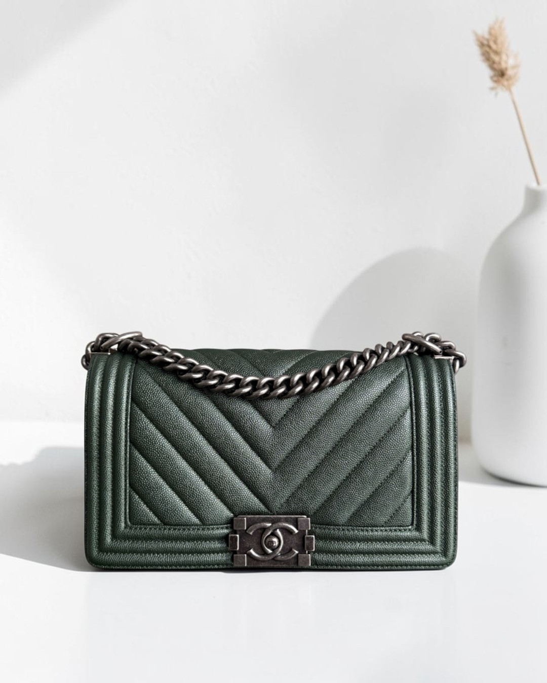 Luxury Evermore Chanel Boy Medium 25cm 手袋，深绿色鱼子酱皮，V型纹路，配有钌金属链条和标志性锁扣。