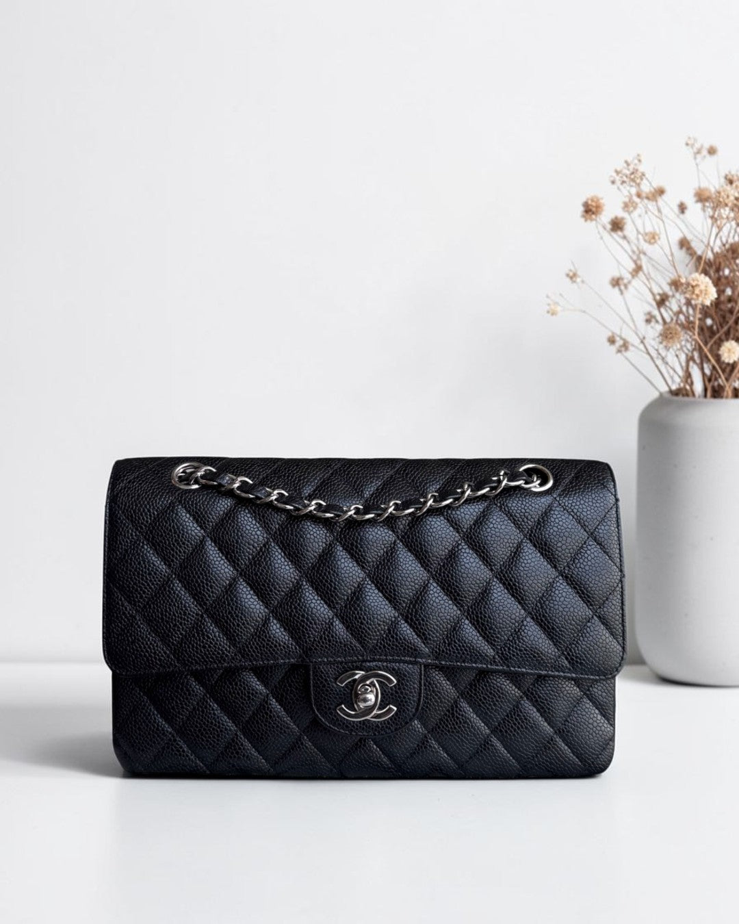 Luxury Evermore 黑色鱼子酱皮 Chanel Classic Flap 中号手袋，配有标志性菱格纹和银色金属链条