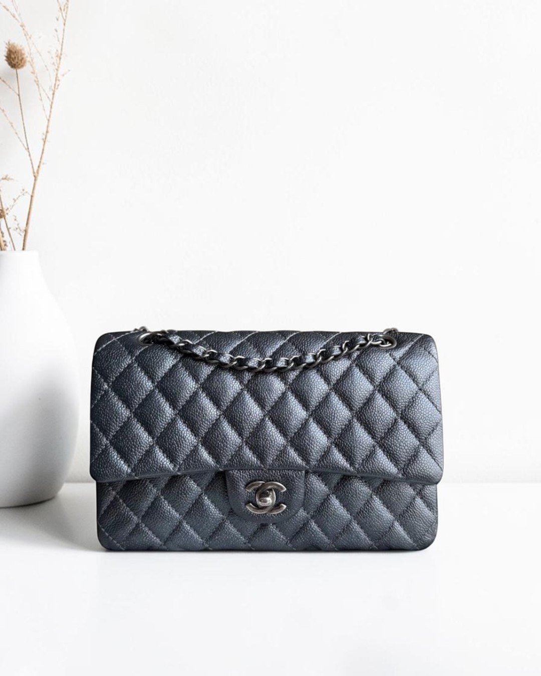 Luxury Evermore Chanel Classic Flap 中号手袋，采用虹彩灰色鱼子酱纹理小牛皮，配有标志性菱格纹和银色五金配件。