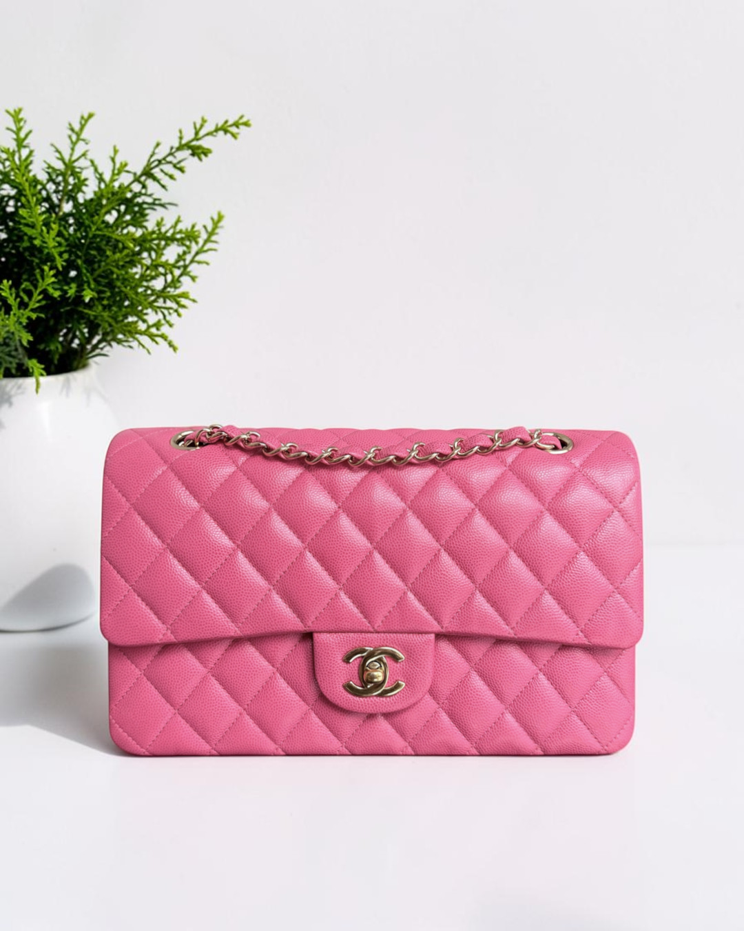 Luxury Evermore Chanel Classic Flap中号手袋，采用浅粉色菱格纹鱼子酱皮，配有金色五金配件。