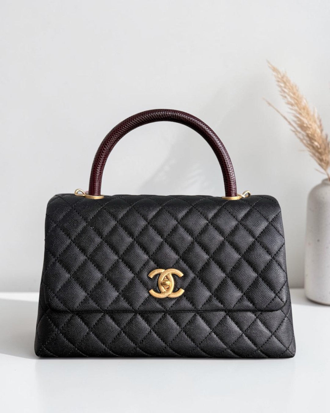 Luxury Evermore Chanel Coco Handle 中号黑色鱼子酱皮绗缝手提包，配有深红色手柄和金色五金配件