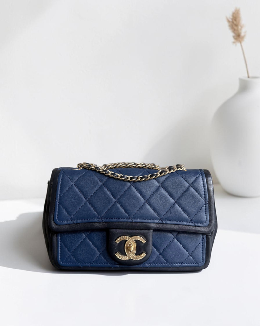 Luxury Evermore Chanel Seasonal Flap 小号包，采用蓝色与黑色拼接绗缝羊皮材质，配有金色金属链条与标志性双C锁扣