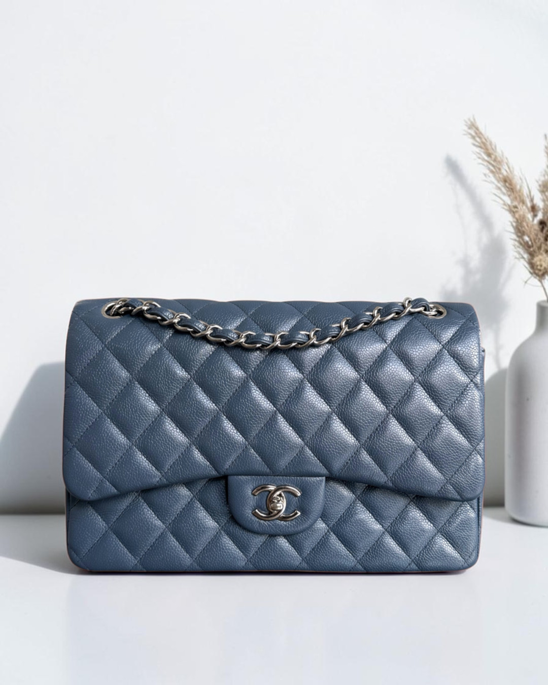Luxury Evermore 蓝色鱼子酱皮 Chanel Classic Flap Jumbo 手袋，配有标志性菱格纹和银色金属链条