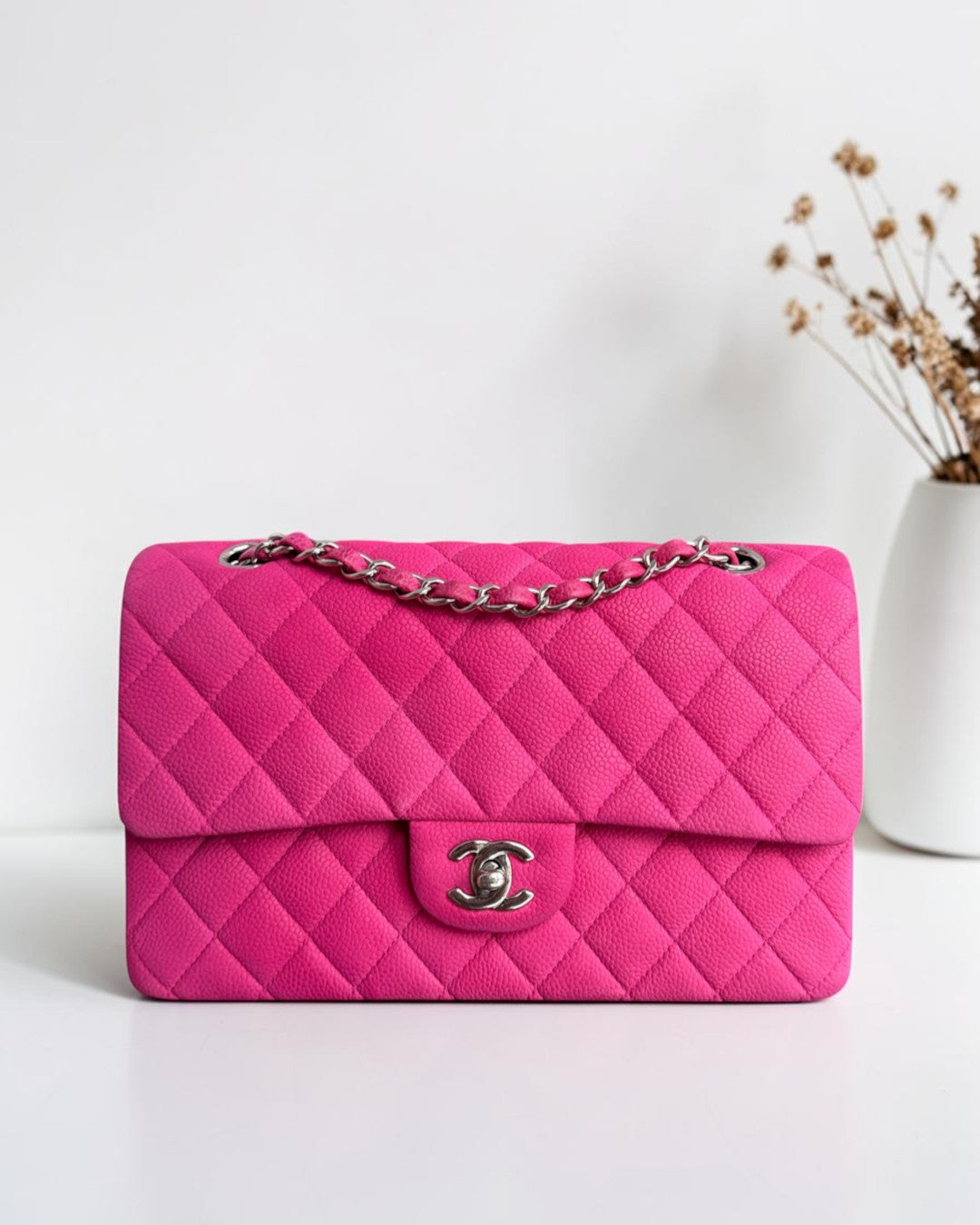Luxury Evermore 出售的粉色鱼子酱皮 Chanel Classic Flap 中号手袋，配有银色五金件和标志性菱格纹设计。